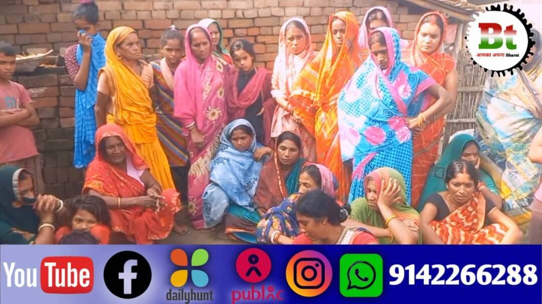 बछवाड़ा थाना क्षेत्र अंतर्गत रानी एक पंचायत के नारेपुर पश्चिम गांव में शनिवार देर रात एक किशोर को सांप ने काट लिया। इसके बाद परिजनों द्वारा आनन-फानन में इलाज के लिए अस्पताल ले जाया गया, लेकिन रास्ते में ही उक्त बालक ने दम तोड़ दिया।
मृतक की पहचान रानी एक पंचायत के वार्ड संख्या 5 नारेपुर पश्चिम गांव निवासी धर्मेंद्र यादव के लगभग 12 वर्षीय पुत्र नीरज कुमार के रूप में हुई है।
मृतक की मां रंजू देवी ने बताया कि रात करीब 1 बजे नीरज पेशाब करने कमरे से बाहर निकला था। पांच मिनट बाद वह वापस आया और बताया कि उसे सांप ने काट लिया है।
इसके बाद मैने अपने देवर रविन्द्र यादव को जगाया और पूरी बात बताई। उन्होंने तुरंत इलाज के लिए नीरज को लेकर अस्पताल निकल गए।
लेकिन डॉक्टर के पास पहुंचने से पहले ही नीरज बाइक पर से लड़खड़ाकर नीचे गिर गया। जब उसे देखा गया तो उसकी मौत हो चुकी थी।
नीरज अपने माता-पिता के तीन बच्चों में दूसरे नंबर पर था। उसकी एक बड़ी बहन और एक छोटा भाई है। इस हादसे से परिवार पर दुखों का पहाड़ टूट पड़ा और इलाके में मातमी सन्नाटा छा गया है।
इस दुखद घड़ी में पंचायत समिति सदस्य सिकंदर कुमार, मुखिया प्रतिनिधि प्यारे दास और पूर्व मुखिया उमेश कुमार कवि सहित कई जनप्रतिनिधि, समाजसेवी और अन्य लोगों ने पहुंचकर सांत्वना व्यक्त करते हुए पीड़ित परिवार का ढाढस बढ़ाया।
घटना की सूचना मिलने पर बछवाड़ा पुलिस मौके पर पहुंची और जांच करते हुए कागजी प्रक्रिया कर शव को पोस्टमार्टम के लिए सदर अस्पताल बेगूसराय भेज दिया।
इस संबंध में इंस्पेक्टर सह थानाध्यक्ष विकास कुमार राय ने बताया कि सर्पदंश से एक किशोर की मौत हुई है। उन्होंने कहा कि किशोर के शव को पोस्टमार्टम के लिए भेजा गया है और आगे की कार्रवाई की जा रही है।