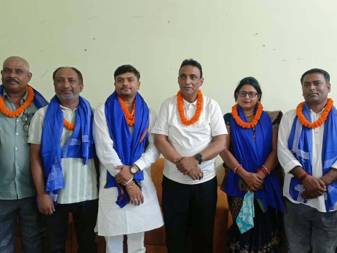 दलसिंहसराय में रालोमो की जिला स्तरीय बैठक में संगठन विस्तार और जनसंपर्क अभियान पर दिया गया जोर
दलसिंहसराय प्रखंड के रामपुर जलालपुर स्थित बीएड कॉलेज के सभागार में शनिवार को राष्ट्रीय लोक मोर्चा (रालोमो) की समस्तीपुर जिला स्तरीय बैठक आयोजित की गई.बैठक में जिले के विभिन्न प्रखंडों के पार्टी अध्यक्षों ने भाग लिया.अध्यक्षता रालोमो के जिलाध्यक्ष निशांत कुशवाहा ने किया.
बैठक में संगठन को और अधिक मजबूत एवं व्यापक बनाने, पार्टी के विस्तार तथा जनसंपर्क अभियान को तेज करने को लेकर विस्तृत चर्चा की गई.इस दौरान प्रखंड स्तर पर संगठनात्मक गतिविधियों को सक्रिय करने और अधिक से अधिक लोगों को पार्टी से जोड़ने की रणनीति पर विचार-विमर्श किया गया.मुख्य वक्ता रालोमो के प्रदेश कार्यकारी अध्यक्ष प्रशांत पंकज ने कहा कि बिहार में मुख्यमंत्री सम्राट चौधरी के नेतृत्व में बनी एनडीए सरकार में राष्ट्रीय लोक मोर्चा एक महत्वपूर्ण घटक दल है.
उन्होंने कहा कि पार्टी सुप्रीमो उपेंद्र कुशवाहा के नेतृत्व में संगठन ने अपनी मजबूती साबित की है.अब पार्टी को प्रदेश स्तर पर और अधिक विस्तार देने की आवश्यकता है.उन्होंने पार्टी पदाधिकारियों एवं कार्यकर्ताओं से अधिक से अधिक लोगों से संपर्क कर उन्हें संगठन से जोड़ने तथा प्राथमिक सदस्य बनाने की अपील की. उन्होंने कहा कि लगातार जनसंपर्क अभियान चलाकर सरकार की योजनाओं और उपलब्धियों की जानकारी आम लोगों तक पहुंचाई जानी चाहिए.
बैठक के दौरान उपस्थित सभी प्रखंड अध्यक्षों को अंगवस्त्र एवं पुष्पहार पहनाकर सम्मानित किया गया.कार्यक्रम का धन्यवाद ज्ञापन धनेश्वर सिंह ने किया.बैठक में मुख्य रूप से कमलेश कुशवाहा,विनोद प्रसाद सिंह,अशोक कुमार सिंह,उदय कुमार, डॉ राजकुमार सिंह,भोला प्रसाद सिंह,किशन देव राय,कुमारी काजल,अमरेंद्र ठाकुर,वैद्यनाथ राम,श्याम सुंदर महतो,बच्चा बाबू कुमार,राम सागर सिंह,अनिमेश कुमार सहित पार्टी के अन्य पदाधिकारी एवं कार्यकर्ता उपस्थित थे.
