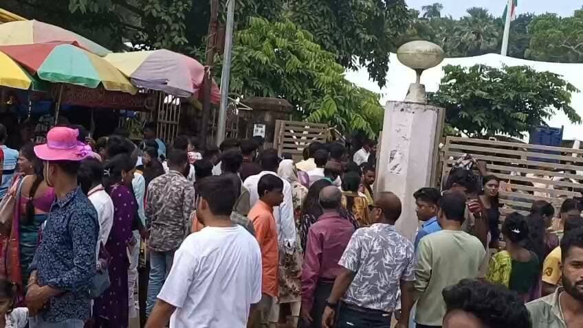 କୋଣାର୍କରେ ଅସୁରକ୍ଷିତ ପର୍ଯ୍ୟଟକ।
କୋଣାର୍କ ସୂର୍ଯ୍ୟ ମନ୍ଦିର ସମ୍ମୁଖରେ ଥିବା ମୂଖ୍ୟ ଫାଟକ ଦୈନିକ ବନ୍ଦ ରହୁଥିବାରୁ ଗଳି ବାଟ ଦେଇ ହଜାର ହଜାର ପର୍ଯ୍ୟଟକ ଅସୁରକ୍ଷିତ ଭାବେ ମନ୍ଦିରକୁ ପ୍ରଵେଶ କରୁଛନ୍ତି। ଯାହା ଫଳରେ ମହିଳା ଓ ବରିଷ୍ଠ ନାଗରିକ ମାନଙ୍କ ପ୍ରତି ବିପଦ ହେଉଛି। ଏନେଇ ପ୍ରତ୍ନତତ୍ତ୍ଵ ସର୍ବେକ୍ଷଣ ସଂସ୍ଥା ଓ ପୁରୀ ଜିଲ୍ଲା ପ୍ରଶାସନ ଦୃଷ୍ଟି ଦେବାକୁ ନିବେଦନ।