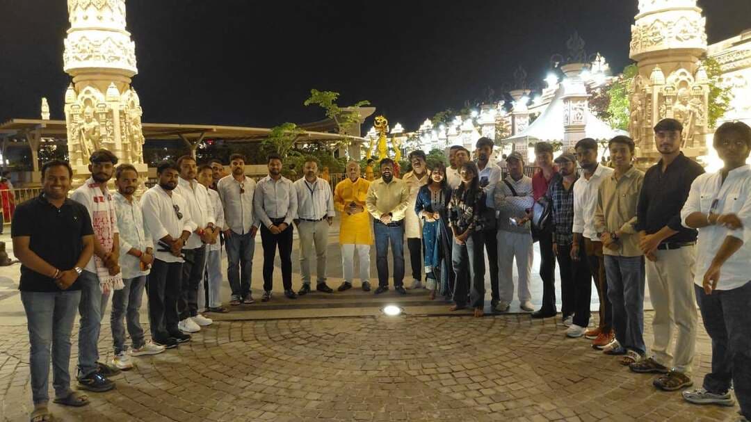 #सेवा_संकल्प_अभियान अंतर्गत बिहार के विभिन्न क्षेत्रों से उज्जैन आए 16 सोशल मीडिया इंफ्लूएंसर्स ने किया महाकाल महालोक, शयन आरती एवं त्रिवेणी संग्रहालय का भ्रमण*
---
*इंफ्लूएंसर्स ने उज्जैन की धार्मिक, सांस्कृतिक एवं श्रद्धालु सुविधाओं से जुड़ी व्यवस्थाओं की ली जानकारी*
---
उज्जैन, 20 सितम्बर 2026/सेवा संकल्प अभियान के अंतर्गत विकसित भारत संकल्प यात्रा गतिविधि के तहत बिहार के विभिन्न क्षेत्रों से उज्जैन आए 16 सोशल मीडिया इंफ्लूएंसर्स ने उज्जैन के प्रमुख धार्मिक एवं सांस्कृतिक स्थलों का भ्रमण किया। इस दौरान इंफ्लूएंसर्स ने महाकाल महालोक, शयन आरती एवं त्रिवेणी संग्रहालय का विजिट कर यहां की व्यवस्थाओं का अवलोकन किया।
इंफ्लूएंसर्स ने महाकाल महालोक की भव्यता, धार्मिक एवं सांस्कृतिक महत्व तथा श्रद्धालुओं के लिए उपलब्ध सुविधाओं की जानकारी प्राप्त की। इसके साथ ही शयन आरती में सहभागिता कर धार्मिक परंपराओं एवं आध्यात्मिक वातावरण का अनुभव किया। त्रिवेणी संग्रहालय के भ्रमण के दौरान संग्रहालय की विशेषताओं एवं सांस्कृतिक धरोहर से संबंधित जानकारी भी प्राप्त की।
भ्रमण के दौरान समन्वयकों द्वारा इंफ्लूएंसर्स को विभिन्न स्थलों की व्यवस्थाओं, धार्मिक महत्व एवं संबंधित गतिविधियों के बारे में जानकारी दी गई। इंफ्लूएंसर्स ने उज्जैन की धार्मिक एवं सांस्कृतिक पहचान को समझते हुए व्यवस्थाओं का अवलोकन किया।
इस अवसर पर समन्वयक श्री रोशन कुमार (बिहार), श्री हितेश नागदेव, श्री पुष्पेंद्र वास्कले, श्री अंकुश मिश्रा, श्री आकाश जैन, श्री ऋत्विक तिवारी, श्री चित्रांश सक्सेना, श्री नीरज बंजारी सहित संबंधित अधिकारी उपस्थित रहे।
JDjansampark Ujjain Department of Religious trusts & Endowments, MP Collector Office Ujjain CM Madhya Pradesh Jansampark Madhya Pradesh