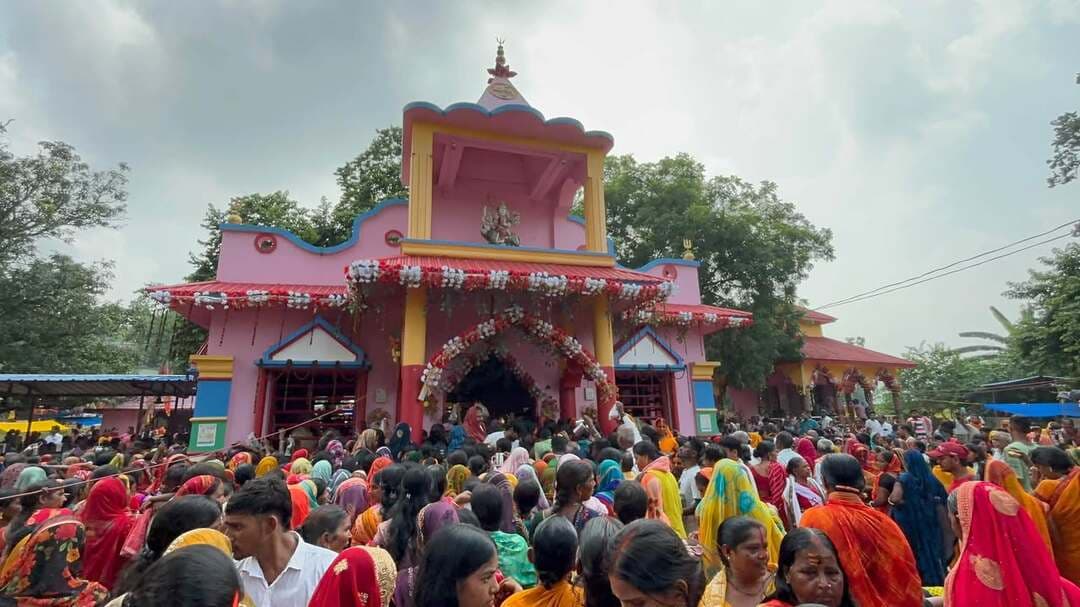 जमामो माता मंदिर में उमड़ा आस्था का सैलाब, हजारों श्रद्धालु पहुंचे
गिरिडीह जिले के तिसरी प्रखंड स्थित जमामो माता मंदिर में शनिवार को हजारों श्रद्धालु पहुंचे। गिरिडीह, कोडरमा, हजारीबाग समेत बिहार के विभिन्न इलाकों से आए भक्तों ने नदी में स्नान कर माता के पिंड पर जल और दूध अर्पित किया।
भादो-आश्विन माह में दूध अर्पित करने की विशेष परंपरा के चलते मंदिर परिसर में दिनभर भीड़ रही। जंगल-पहाड़ियों से घिरे मंदिर के आसपास मेला जैसा माहौल रहा। श्रद्धालुओं की सुविधा के लिए शेड-पंखे की व्यवस्था की गई, जबकि पुलिस और मंदिर समिति व्यवस्था संभालने में जुटी रही।
#apnagiridihnews #GiridihNews #jaimatadi #matamandir