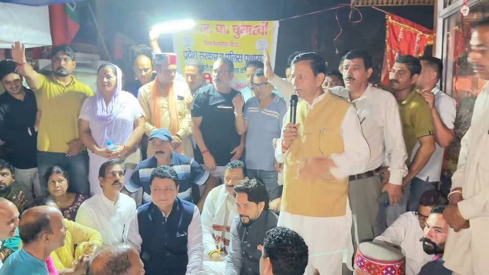 घुमारवीं धरना स्थल पर पहुंचे सांसद अनुराग ठाकुर, आंदोलनरत कार्यकर्ताओं से की मुलाकात