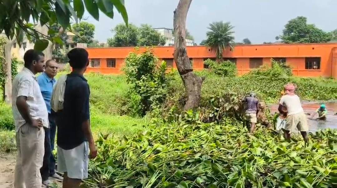 सहरसा में राजकीय कन्या उच्च विद्यालय का होगा कायाकल्प, नगर आयुक्त ने शुरू कराया स्वच्छता अभियान......see more