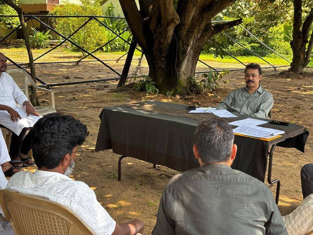 अर्रु में 2 से 7 अक्टूबर तक होगा नन्दलाल प्रसाद स्मारक फुटबॉल टूर्नामेंट
IHQ PUBLIC INDIA
सेन्हा, लोहरदगा। नन्दलाल प्रसाद स्मारक फुटबॉल टूर्नामेंट के भव्य एवं व्यवस्थित आयोजन को लेकर 18 सितंबर 2026 को नन्दलाल फॉर्म, भड़गांव में आयोजन समिति की महत्वपूर्ण बैठक हुई। बैठक की अध्यक्षता दुर्गेश कुमार साहू ने की।
बैठक में टूर्नामेंट के आयोजन, टीमों के नामांकन, मैदान की व्यवस्था, खिलाड़ियों की सुरक्षा, प्रशासनिक सहयोग और मैचों को FIFA के निर्धारित नियमों के अनुसार कराने सहित कई महत्वपूर्ण विषयों पर चर्चा की गई।
आयोजन समिति के अनुसार प्रतियोगिता का आयोजन 2 अक्टूबर से 7 अक्टूबर 2026 तक किया जाएगा।
बालक वर्ग के लिए नामांकन शुल्क ₹5,500 और बालिका वर्ग के लिए ₹2,500 निर्धारित किया गया है।
बालक वर्ग में प्रथम पुरस्कार ₹1,01,000 एवं ट्रॉफी, द्वितीय ₹71,000 एवं ट्रॉफी, तृतीय ₹45,000 और चतुर्थ ₹35,000 रखा गया है। वहीं पांचवें से आठवें स्थान तक रहने वाली चार टीमों को ₹11,000-₹11,000 सांत्वना पुरस्कार दिया जाएगा।
बालिका वर्ग में प्रथम पुरस्कार ₹25,000 एवं ट्रॉफी तथा द्वितीय पुरस्कार ₹20,000 एवं ट्रॉफी निर्धारित किया गया है।
बैठक में कामेश्वर प्रसाद, फजल अब्बास, अनिल उरांव, प्रकाश उरांव, मोख्तार अंसारी, फिरोज अंसारी, शौकत अंसारी, रुस्तम अंसारी, गौतम साहू, धर्मवीर उरांव, सरफराज अंसारी, विजय पाठक सहित आयोजन समिति के पदाधिकारी मौजूद रहे।
आयोजन समिति ने क्षेत्र के खिलाड़ियों, खेलप्रेमियों और स्थानीय लोगों से प्रतियोगिता में बढ़-चढ़कर भागीदारी करने तथा 2 से 7 अक्टूबर तक पहुंचकर खिलाड़ियों का उत्साहवर्धन करने की अपील की है।
प