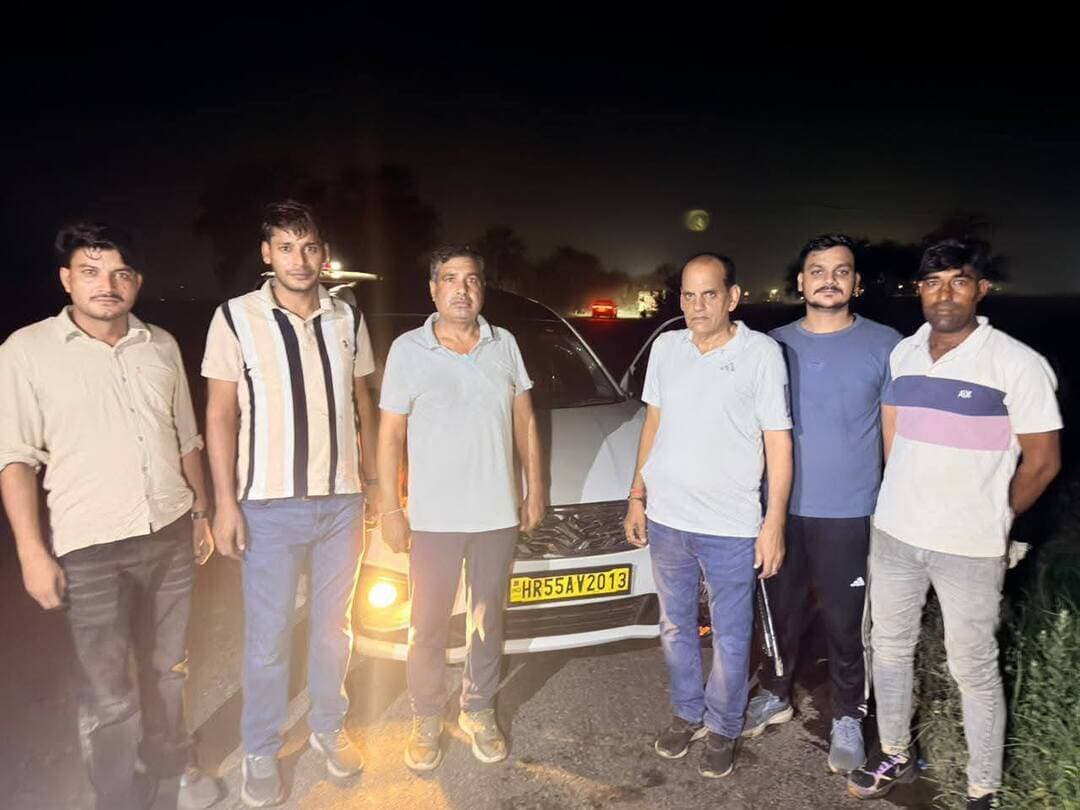 ब्रेकिंग....
- फिरोजपुर झिरका सीएस स्टाफ की गौ तस्करों से मुठभेड़,
- क्रॉस फायरिंग में ₹3000 के इनामी बदमाश सहित दो तस्कर घायल,
- घासेड़ा गांव के पास नाकाबंदी के दौरान हुई मुठभेड़
- गाड़ी अर्टिगा कार से 3 गोवंश, 2 देसी कट्टे और 07 कारतूस बरामद।
@topfans CMO Haryana Muse Nuh Police