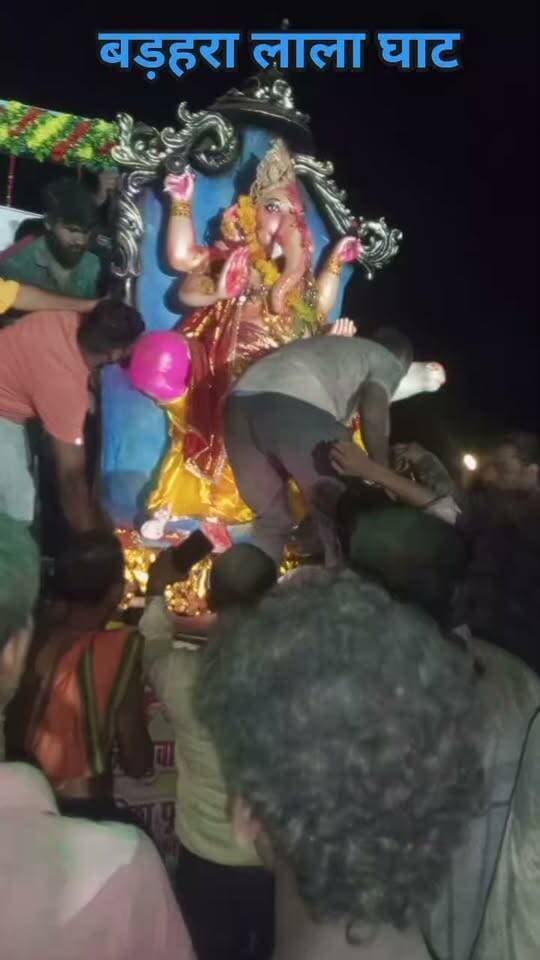 गोरखपुर: कैम्पियरगंज के मछलीगाँव बरगदही के शिव मन्दिर पर श्री श्री गणेश पूजा के पश्चात गजानन महराज की विदाई के समय का अत्यंत भावुक कर देने वाला दृश्य,भगवान श्री गणेश जी से कामना है कि सभी के जीवन में धन धान्य की पूर्णता बनी रहे और अगले वर्ष फिर आप आइएगा-
Public maharajganj #NewsUpdate #UPNews #gorakhpur #ganeshchaturthi #ganeshutsav #visharjan #visarjan #campierganj #machhaligaon #everyone #followers