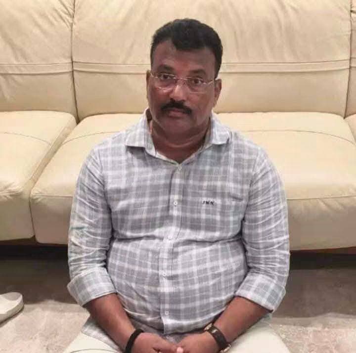 सरकार इन्हें हर महीने ईमानदारी से ₹85,000 की सैलरी देती है। लेकिन जब ACB (Anti-Corruption Bureau) ने इनके घर का दरवाजा खटखटाया, तो अंदर का नजारा देखकर अधिकारियों के भी होश उड़ गए। ₹85,000 कमाने वाले इस साहब के घर से ₹100 करोड़ से ज्यादा का साम्राज्य निकला
नाम है मोहन नाइक। पद सुनेंगे तो सीना गर्व से चौड़ा हो जाएगा— 'Engineer in Chief, Roads & Building Department'। यानी हमारे राज्य की सड़कों और सरकारी इमारतों के 'भाग्यविधाता'।
20 एकड़ जमीन (मानो पूरा गांव ही खरीद लिया हो)
5 किलोग्राम खरा सोना (सोने के बिस्कुट और जेवरात)
7 आलीशान लग्जरी फ्लैट्स
1 ट्रिपलेक्स विला (जिसकी सिर्फ रजिस्ट्री कराने में ही ₹2.5 करोड़ फूंक दिए)
कुकटपल्ली में एक और आलीशान मकान (कीमत ₹62 लाख)
और हां, रसूख और अय्याशी के शौक के लिए 60 विदेशी शराब की बोतलें मुफ्त!
फिलहाल, साहब को 14 दिन की न्यायिक हिरासत में भेज दिया गया है। लेकिन असली तमाशा तो अब शुरू हुआ है...
मानसून आते ही सड़कें क्यों बह जाती हैं? आज जवाब मिल गया!
हम और आप हर साल मानसून में रोते हैं। सरकार को कोसते हैं कि साहब, अभी चार महीने पहले ही तो सड़क बनी थी, पहली ही बारिश में इसके परखच्चे क्यों उड़ गए? कोई पुल चालू होने से पहले ही क्यों ढह जाता है?
आज जवाब आपके सामने है! जब किसी सड़क या पुल के बजट का आधा पैसा इन बड़े अधिकारियों के विला की ईंटों में, इनके फ्लैटों के मार्बल में और इनकी तिजोरियों के सोने में तब्दील हो जाएगा... तो सड़क पर कोलतार (डामर) की जगह सिर्फ धूल और मिट्टी ही तो बचेगी!
सड़कें और इमारतें भ्रष्टाचार के इसी दीमक के कारण ढहती हैं। हम गड्ढों में गाड़ियां उछालते हैं, अपनी रीढ़ की हड्डी तुड़वाते हैं, एक्सीडेंट में अपनों को खोते हैं... और ये साहब लोग हमारे ही खून-पसीने की कमाई से खरीदे गए ट्रिपलेक्स विला के सोफे पर बैठकर विदेशी शराब की चुस्कियां लेते हैं।
सुबह अलार्म बजने से पहले उठने वाले नौकरीपेशा भाई, धूप में दुकान का शटर उठाने वाले व्यापारी, और नमक-रोटी खाकर भी ईमानदारी से टैक्स भरने वाले आम नागरिक... जरा एक पल रुक कर सोचना।
तुम मार्च का महीना आते ही एक-एक रुपए का टैक्स बचाने के लिए सीए के चक्कर काटते हो। मेहनत की गाढ़ी कमाई का एक बड़ा हिस्सा चुपचाप सरकार की झोली में डाल देते हो ताकि देश तरक्की करे, अच्छी सड़कें मिलें, सुरक्षित इमारतें मिलें।
लेकिन सच तो ये है कि तुम्हारा टैक्स देश के विकास में नहीं, बल्कि इन मगरमच्छों के पेट के विकास में जा रहा है!
यह सिर्फ एक 'मोहन नाइक' की कहानी नहीं है। सिस्टम के गलियारों में न जाने कितने ऐसे 'नाइक' छिपे बैठे हैं जो जनता के पैसों को दीमक की तरह चाट रहे हैं। जब तक ऐसे भ्रष्ट अधिकारियों की पूरी संपत्ति जब्त कर के उसे सरेआम नीलाम नहीं किया जाएगा, और इन्हें ऐसी सजा नहीं मिलेगी जो आने वाली पीढ़ियों के लिए मिसाल बने, तब तक यह देश ऐसे ही गड्ढों में रेंगता रहेगा!!( देखिए हम अंग्रेजों को बदनाम करते हैं चलिए मान भी लेते हैं के वो विदेशी थे लेकिन ए तो अपने ही भारत माता की संतान हैं )