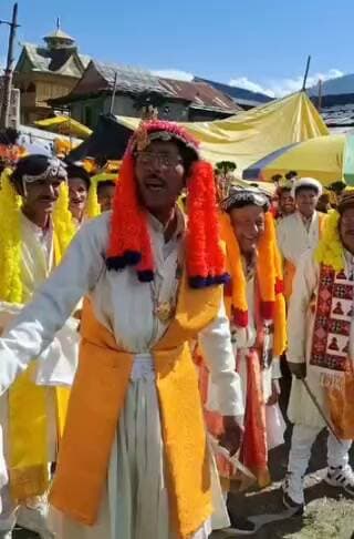 नाटी से पहले गूंजते थे लामण और नेहनी के स्वर
कुल्लू की पारंपरिक लोकसंस्कृति में नाटी केवल नृत्य नहीं, बल्कि गीत और सामूहिक गायन से जुड़ी परंपरा रही है। नाटी शुरू होने से पहले ग्रामीण क्षेत्रों में लामण और नेहनी गाते हैं। ढोल-नगाड़ों की थाप और लोकगायकों की स्वर लहरियों के साथ माहौल तैयार होता था। इसके बाद महिला-पुरुष एक-दूसरे का हाथ थामकर नाटी के गोल घेरे में शामिल होते थे। समय के साथ इन पारंपरिक गीतों का स्थान आधुनिक प्रस्तुति ने काफी हद तक लिया है, लेकिन ग्रामीण क्षेत्रों में आज भी इनके स्वर लोकसंस्कृति की पुरानी यादों को जीवित रखते हैं।