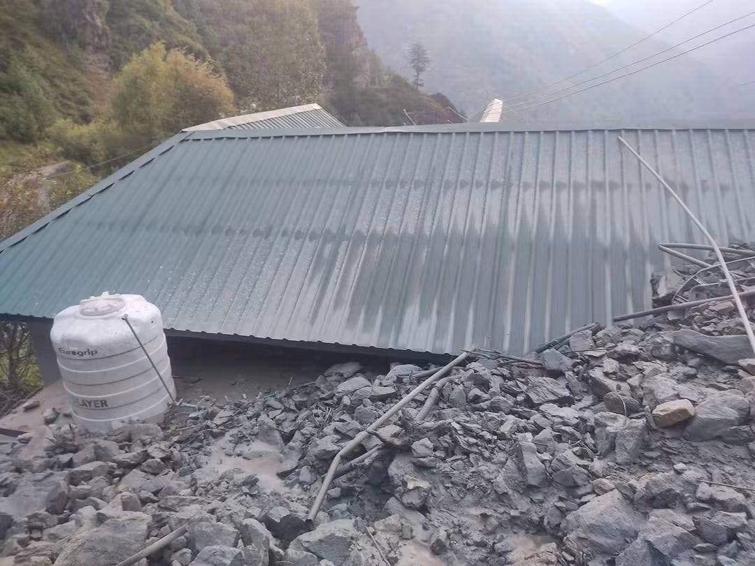 सैंज में NHPC के एडिट-5 से पानी का भारी रिसाव, पालचरा में मची तबाही
आधी रात गांव में घुसा मटमैला पानी, मकानों को पहुंचा नुकसान, कई घर-दुकानें जलमग्न
तेज बहाव से ग्रामीणों में दहशत, परिवारों को सुरक्षित स्थानों पर पहुंचाया
ग्रामीणों ने प्रशासन से तत्काल मौके का निरीक्षण कर नुकसान का आकलन करने की उठाई मांग