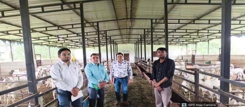 *सेवा संकल्प अभियान
//कहानी बदलाव की//
बकरी पालन बना स्वावलंबन का आधार,
श्याम की सफलता बनी प्रेरणा
आगर मालवा जिले के विकासखण्ड नलखेड़ा के ग्राम गुराडिया देव निवासी श्री श्याम यादव पूर्व में परम्परागत कृषि पर निर्भर थे। सीमित आय के कारण परिवार की आर्थिक स्थिति सुदृढ़ नहीं थी। पशुपालन विभाग से संपर्क करने पर उन्हें राष्ट्रीय पशुधन मिशन के तहत उद्यमिता विकास योजना की जानकारी प्राप्त हुई, जिसके अंतर्गत उन्होंने स्व-रोजगार स्थापित करने का निर्णय लिया।
विभागीय मार्गदर्शन एवं बैंक लिंकेज के माध्यम से श्री यादव ने कुल 58.31 लाख रुपये लागत की 300+15 क्षमता की बकरी पालन इकाई स्थापित की। इस इकाई पर राष्ट्रीय पशुधन मिशन योजना अंतर्गत 29.14 लाख रुपये की अनुदान सहायता प्रदान की गई। वैज्ञानिक पद्धति से बकरी पालन प्रारंभ करने से उन्हें दूध एवं मांस उत्पादन से नियमित आय प्राप्त होने लगी है तथा स्थानीय स्तर पर 02 व्यक्तियों को रोजगार भी उपलब्ध हुआ है।
श्री श्याम यादव का कहना है कि शासन की योजना एवं पशुपालन विभाग के सतत मार्गदर्शन से उनका व्यवसाय सफलतापूर्वक संचालित हो रहा है और उनकी आर्थिक स्थिति में उल्लेखनीय सुधार हुआ है। उनकी सफलता जिले के अन्य युवाओं के लिए प्रेरणा है। यह कहानी इस बात का प्रमाण है कि शासकीय योजनाओं का सही लाभ लेकर ग्रामीण युवा आत्मनिर्भर बन सकते हैं।
CM Madhya Pradesh
Jansampark Madhya Pradesh
<nis:link nis:type=tag nis:id=सेवा_संकल्प_अभियान nis:value=सेवा_संकल्प_अभियान nis:enabled=true nis:link/> <nis:link nis:type=tag nis:id=sevasankalpabhiyan nis:value=SevaSankalpAbhiyan nis:enabled=true nis:link/>