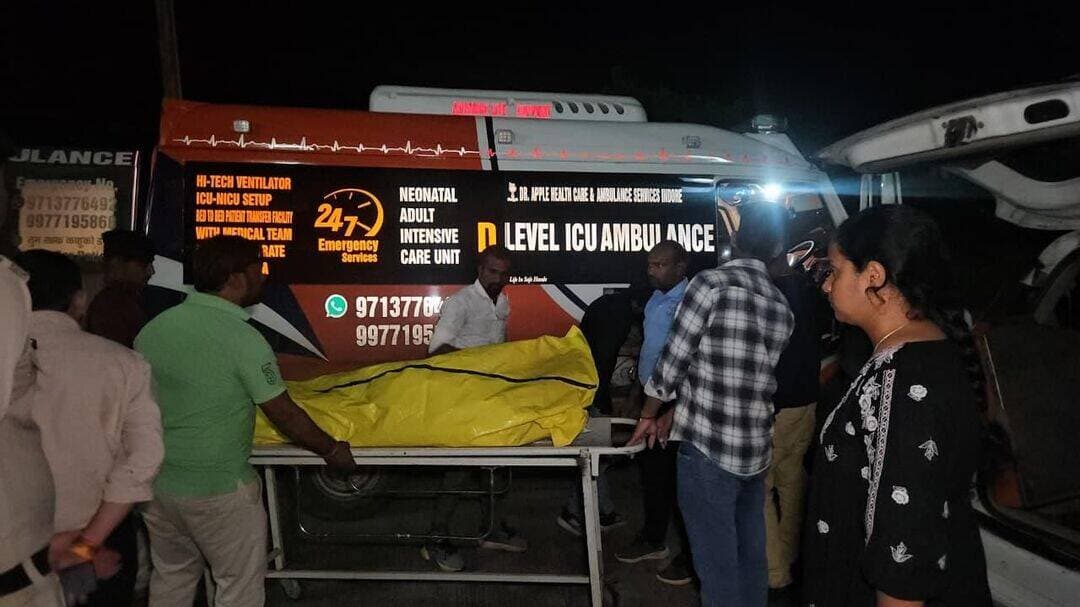 नलखेड़ा की दुर्घटना में उड़ीसा के मृतकों के पार्थिव शरीर ससम्मान उड़ीसा के लिए रवाना
जिला प्रशासन ने की व्यवस्था, टीम के साथ-ससम्मान रवाना किए गए पार्थिव शरीर
आगर-मालवा, 20 सितंबर 2026जिले के नलखेड़ा बगलामुखी मंदिर के समीप बरसाती नाले में अतिवृष्टि के कारण तेज बहाव में मारुति एस-प्रेसो वाहन क्रमांक MP13 AF 7135 के बह जाने से हुई दुर्घटना में कुल 08 व्यक्तियों की मृत्यु हुई।
इनमें से 07 मृतक ओडिशा राज्य के खोरदा जिले के निवासी* हैं, जो माँ बगलामुखी के दर्शन हेतु आए थे। 01 मृतक वाहन चालक तहसील बड़ौद, जिला आगर-मालवा का स्थानीय निवासी है।
*ओडिशा के मृतकों की जानकारी निम्नानुसार है
राधा रानी बेहेरा, ज्ञानेन्द्र कुमार बेहेरा, श्रीमती रीता रानी बेहेरा, शिवाप्रसाद बेहेरा, कृष्णा राजवीर, शाहिरा स्वंयप्रभा एवं वी. साई स्वास्तिक, सभी निवासी जिला खोरदा, भुवनेश्वर (ओडिशा) है।
एडीएम डॉ. शालिनी श्रीवास्तव ने बताया कि कलेक्टर डॉ शेर सिंह मीना के निर्देशन में जिला प्रशासन द्वारा सभी मृतकों के शवों को पोस्टमार्टम पश्चात परिजनों तक सम्मानजनक रूप से पहुँचाने हेतु इंदौर से विशेष रेफ्रिजरेटेड एम्बुलेंस की व्यवस्था कर ओडिशा के लिए रवाना किया गया है। मृतकों के पार्थिव शरीर को स सम्मान जिले से एक राजस्व निरीक्षक एवं टीम,मय एंबुलेंस के माध्यम से गत रात्रि में उड़ीसा के लिए रवाना कर दी गई है।
CM Madhya Pradesh
Jansampark Madhya Pradesh
<nis:link nis:type=tag nis:id=ओडिशा nis:value=ओडिशा nis:enabled=true nis:link/>
<nis:link nis:type=tag nis:id=agarmalwa nis:value=agarmalwa nis:enabled=true nis:link/>
<nis:link nis:type=tag nis:id=आगरमालवा nis:value=आगरमालवा nis:enabled=true nis:link/>