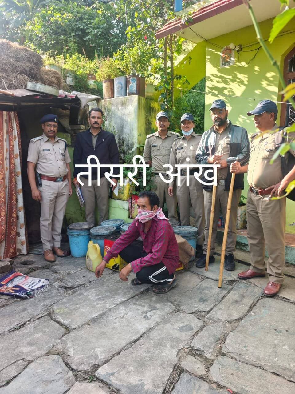 पौड़ी में अवैध शराब के खिलाफ आबकारी विभाग की कार्रवाई, तीन गिरफ्तार
पौड़ी। आबकारी आयुक्त उत्तराखंड के निर्देश और जिला आबकारी अधिकारी पौड़ी गढ़वाल के नेतृत्व में आबकारी निरीक्षक क्षेत्र-1 पौड़ी की टीम ने 19 और 20 सितंबर को अवैध शराब के खिलाफ अभियान चलाया। कार्रवाई के दौरान टीम ने अलग-अलग स्थानों पर छापेमारी कर करीब 30 लीटर कच्ची अवैध शराब, 200 लीटर लहन और 9.78 बल्क लीटर अंग्रेजी शराब बरामद की। विभाग ने लहन को मौके पर नष्ट कर अवैध शराब कब्जे में लेते हुए तीन आरोपियों को गिरफ्तार किया। 19 सितंबर को रैडुल गांव निवासी बलदेव सिंह के घर से करीब 15 लीटर कच्ची अवैध शराब और 200 लीटर लहन बरामद हुआ, जबकि लोअर पौड़ी बाजार स्थित ढाबे से 9.78 बल्क लीटर अंग्रेजी शराब मिलने पर सुबोध नेगी को गिरफ्तार किया गया। वहीं 20 सितंबर को रिड़ांई गांव निवासी विनोद कुमार के घर से करीब 15 लीटर कच्ची अवैध शराब बरामद कर उसे गिरफ्तार किया गया। आबकारी विभाग ने बताया कि अवैध शराब के खिलाफ अभियान आगे भी जारी रहेगा।