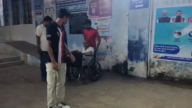समस्तीपुर के सरायरंजन थाना क्षेत्र में विश्वकर्मा पूजा के जुलूस के दौरान दो गुटों के बीच झड़प के बाद गोलीबारी की घटना सामने आई है। गोली लगने से एक युवक गंभीर रूप से घायल हो गया। घायल युवक के पैर में गोली लगी है।
घायल की पहचान आयुष कुमार, पिता स्वर्गीय संतोष झा, के रूप में हुई है। बताया जा रहा है कि घटना की जानकारी पुलिस को मिलने के बावजूद सरायरंजन थाना की पुलिस मौके पर नहीं पहुंची। इसके बाद परिजन घायल युवक को इलाज के लिए समस्तीपुर सदर अस्पताल लेकर पहुंचे। यहां चिकित्सकों ने प्राथमिक उपचार के बाद बेहतर इलाज के लिए उसे रेफर कर दिया।#samastipur #bihar #viral #trendingreels #trendingnow