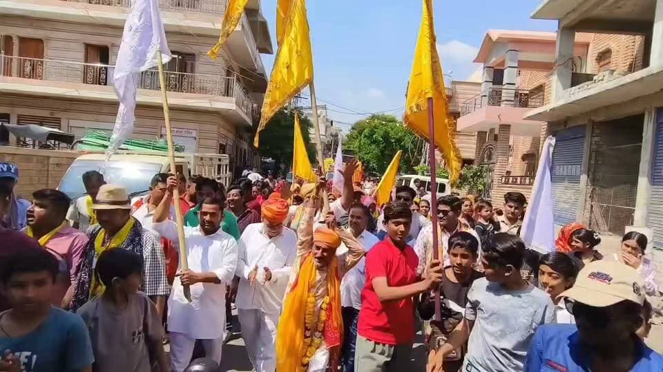 माली समाज की और से बाड़मेर से जसोल पैदल यात्री भक्तगण हुए रवाना।