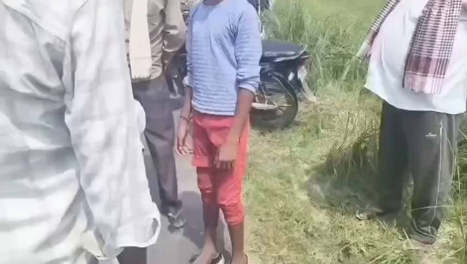 संदिग्ध मौत पर उठे सवाल, मजदूर की मौत के बाद तीन बच्चों के सामने संकट
हरदोई। मझिला थाना क्षेत्र के ग्राम पंचायत संतराहा के मजरा कन्जाही में 45 वर्षीय मजदूर ओमकार की संदिग्ध परिस्थितियों में मौत से हड़कंप मच गया। घटना की जानकारी मिलते ही परिवार में कोहराम मच गया। पुलिस ने शव को कब्जे में लेकर पोस्टमार्टम के लिए भेज दिया है।
बताया गया कि ओमकार की पत्नी का पहले ही निधन हो चुका था। वह मजदूरी कर अपनी बेटी लक्ष्मी (20), बेटे शोभित (15) और शैलेंद्र (8) का पालन-पोषण कर रहे थे। ओमकार की मौत के बाद तीनों बच्चों के सामने भरण-पोषण और भविष्य को लेकर बड़ा संकट खड़ा हो गया है।
मृतक के बेटे शोभित ने आरोप लगाया कि उसके पिता सरदार दुबे के यहां झाला पर मजदूरी करते थे। शोभित का आरोप है कि उसके पिता के साथ मारपीट की जाती थी और उन्हें शराब भी पिलाई जाती थी। उसने पिता की मौत को संदिग्ध बताते हुए पूरे मामले की निष्पक्ष जांच कराने और दोषी पाए जाने वाले व्यक्ति के खिलाफ कड़ी कार्रवाई की मांग की है।
घटना की सूचना मिलने पर पुलिस मौके पर पहुंची और शव को पोस्टमार्टम के लिए भेज दिया। पुलिस मामले की जांच कर रही है। पोस्टमार्टम रिपोर्ट और जांच के दौरान सामने आने वाले साक्ष्यों के आधार पर ही ओमकार की मौत की वास्तविक वजह स्पष्ट हो सकेगी।
परिजनों ने पुलिस से मृतक के बेटे द्वारा लगाए गए आरोपों की गंभीरता से जांच कराने की मांग की है। उनका कहना है कि यदि जांच में किसी व्यक्ति की भूमिका सामने आती है तो उसके खिलाफ नियमानुसार कानूनी कार्रवाई की जाए। फिलहाल पुलिस जांच और पोस्टमार्टम रिपोर्ट का इंतजार किया जा रहा है।