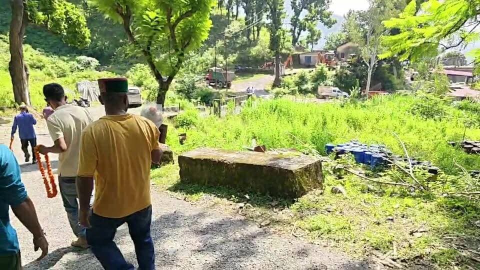 मुख्यातिथि एसपी सिरमौर: रोड सेफ्टी क्लब पांवटा साहिब की ओर से गिरिपार क्षेत्र के सतौन में सड़क सुरक्षा जागरूकता अभियान