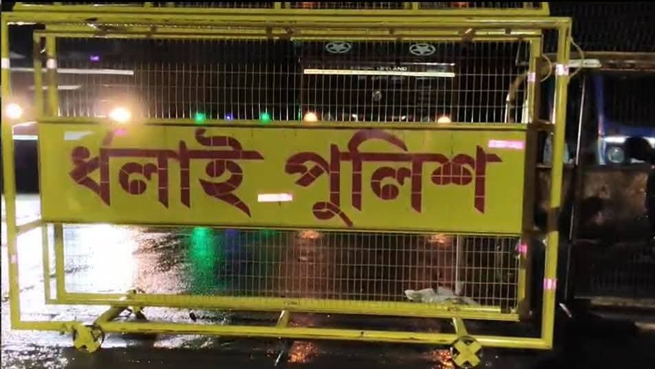 কমলপুরে নাকা চেকিংয়ে ৪০ লক্ষ টাকা উদ্ধার! বোলেরো থেকে নগদ উদ্ধারে আটক ৫
কমলপুর: নাকা চেকিং চলাকালীন সন্দেহভাজন বোলেরো গাড়ি থেকে উদ্ধার হলো নগদ ৪০ লক্ষ টাকা। ঘটনায় গাড়িতে থাকা পাঁচজনকে আটক করেছে কমলপুর থানার পুলিশ।
শনিবার রাত আনুমানিক ৮টা নাগাদ কমলপুর মহকুমার দুর্গা চৌমুহনী এলাকায় নাকা চেকিং চলছিল। কমলপুর ট্রাফিক ইনচার্জ পঙ্কজ দেবনাথ এবং কমলপুর থানার ওসি সুমন আচার্যের যৌথ নেতৃত্বে চলছিল এই তল্লাশি অভিযান।
সেই সময় ধর্মনগর থেকে আগরতলাগামী একটি প্রাইভেট বোলেরো, যার নম্বর TR 01 CD 0692, সন্দেহ হওয়ায় সেটিকে থামিয়ে তল্লাশি চালানো হয়। তল্লাশির সময় গাড়ি থেকে নগদ ৪০ লক্ষ টাকা উদ্ধার করে পুলিশ।
ঘটনায় আটক পাঁচজন হলেন—মুক্তার হোসেন, জসিম মিয়া, কবির মিয়া, লিটন মিয়া এবং রবীন্দ্র দাস। তাঁদের বয়স ১৮ থেকে ৩৩ বছরের মধ্যে বলে জানা গেছে।
প্রাথমিক জিজ্ঞাসাবাদে আটক ব্যক্তিরা দাবি করেছেন, উদ্ধার হওয়া টাকা সুপারি ব্যবসার লেনদেনের টাকা। তবে পুলিশের দাবি, তাঁদের বক্তব্যে কিছু অসঙ্গতি পাওয়া গেছে। পাঁচজনের বাড়ি রাজ্যের বিভিন্ন এলাকায় হওয়া এবং টাকার উৎস সম্পর্কে তাঁদের বক্তব্যে অসামঞ্জস্য থাকায় বিষয়টি নিয়ে তদন্ত শুরু করেছে পুলিশ।
উদ্ধার হওয়া ৪০ লক্ষ টাকা মেশিনের মাধ্যমে গণনা করা হয়। সেই সময় উপস্থিত ছিলেন কমলপুর মহকুমার ডিসিএম অদিতি দাস, এসডিপিও সৌরভ দাস, কমলপুর থানার পুলিশ অফিসার কপিল পাল-সহ অন্যান্য পুলিশ আধিকারিক ও সাব-ইন্সপেক্টররা।
এই বিপুল পরিমাণ নগদ অর্থ কোথা থেকে এল, কার কাছ থেকে এই টাকা এসেছে এবং এর সঙ্গে অন্য কেউ বা কোনও চক্র জড়িত রয়েছে কি না—সবকিছুই খতিয়ে দেখছে পুলিশ।
পুলিশ সূত্রে জানা গেছে, উদ্ধার হওয়া টাকা ও আটক পাঁচজনকে আগামীকাল আদালতে সোপর্দ করা হবে। তদন্ত এগোলেই টাকার প্রকৃত উৎস এবং ঘটনার সঙ্গে জড়িত অন্যান্য তথ্য সামনে আসবে বলে জানিয়েছে পুলিশ।