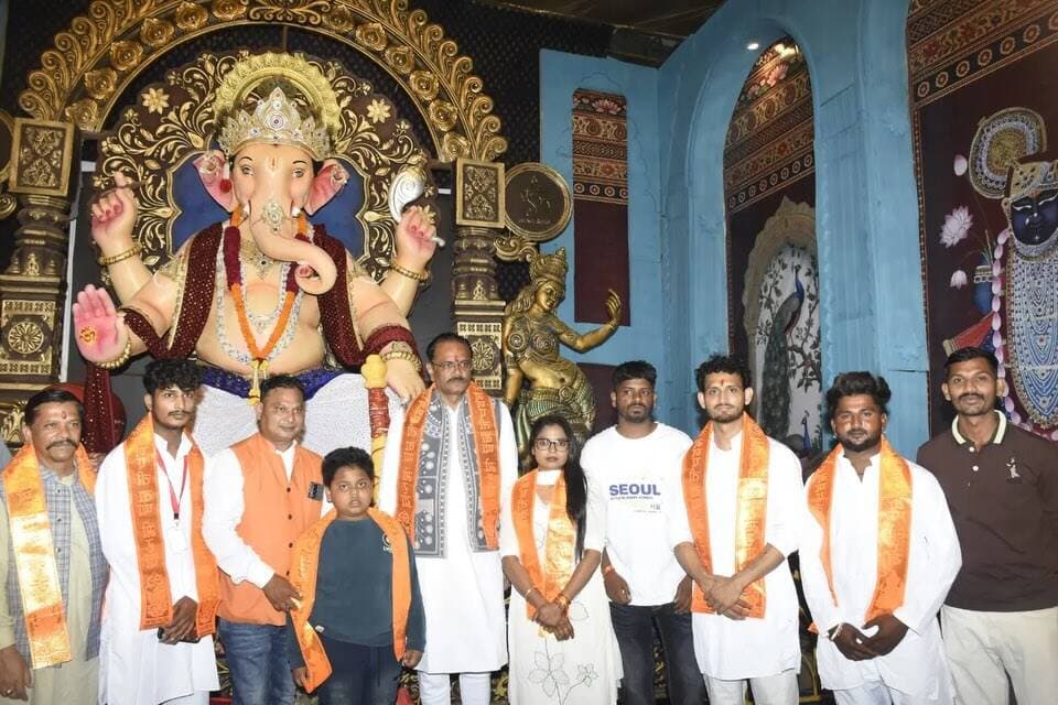 🙏 ગણપતિ બાપ્પાના પાવન દર્શને પધારેલા
માનનીય શ્રી જીતુ વાઘાણીજી,
માનનીય શ્રી રમેશ કટારાજી તથા
માનનીય શ્રી કનૈયાલાલ કિશોરીજીનું
હાર્દિક સ્વાગત અને સ્નેહભરી વિદાય. 🙏🌺
આપની શુભ ઉપસ્થિતિથી પ્રસંગની શોભા વધી.
આભાર અને અભિનંદન. 🙏
🚩 ગણપતિ બાપ્પા મોરિયા 🚩