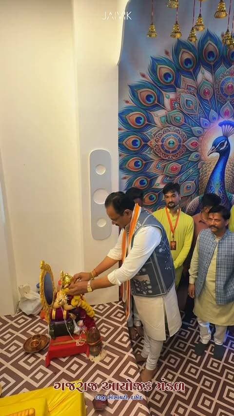 ગુજરાત સરકારના માનનીય મંત્રી શ્રી જીતુભાઈ વાઘાણીજી એ આજ રોજ દરજી સોસાયટી, ગજરાજ આયોજક મંડળ, દાહોદ ખાતે ગણપતિ દાદા ના દર્શન નો લાભ લીધો ...
#ganpati
#jituvaghani
#dahod