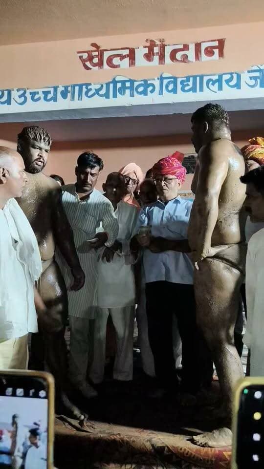51 हजार की कुश्ती बराबर रही तो दोनों पहलवानों को ईनाम मिली #गांव जोनायचा खुर्द