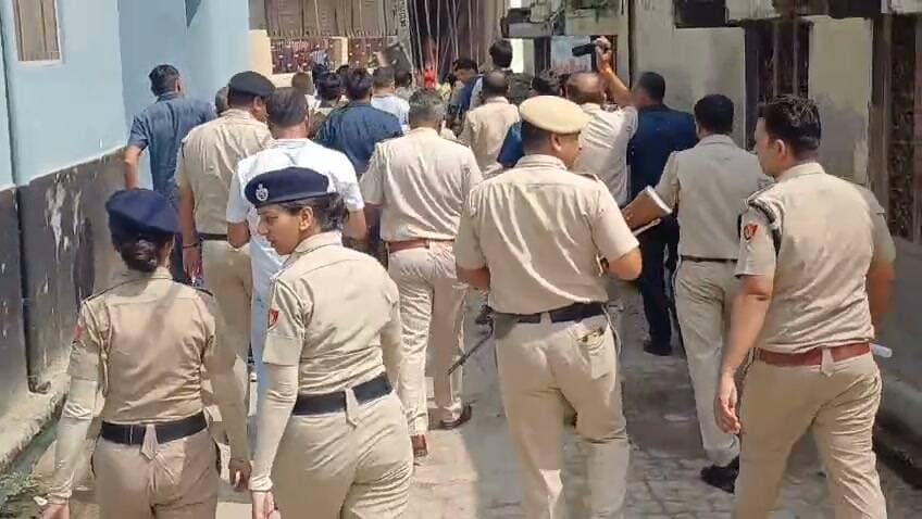 🚨 सोनीपत: भारी सुरक्षा के बीच गांव जठेड़ी पहुंचा संदीप उर्फ काला जठेड़ी
सोनीपत के राई क्षेत्र स्थित गांव जठेड़ी में रविवार को भारी पुलिस सुरक्षा के बीच संदीप उर्फ काला जठेड़ी अपने घर पहुंचा।
बताया जा रहा है कि करीब 3 महीने पहले उसकी पत्नी अनुराधा ने दो बेटियों को जन्म दिया था, और अब दोनों बच्चियों का नामकरण संस्कार परिवार की मौजूदगी में किया जाएगा।
नोट: यह एक समाचार आधारित पोस्ट है। इसका उद्देश्य केवल जानकारी साझा करना है।
#Sonipat #Rai #Jatheri #HaryanaNews #BreakingNews #ViralNews #SonipatNews #kala