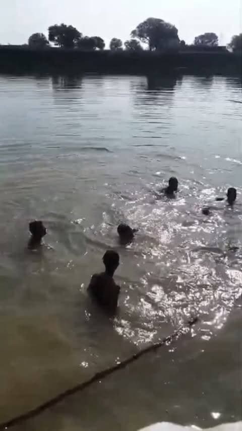 गहरे तालाब में उतरे चौकी प्रभारी, बचाने की हर कोशिश की
मिर्गी का दौरा पड़ने से तालाब में डूबे युवक का रेस्क्यू, नहीं बच सकी जान
मैहर। ताला थाना क्षेत्र के ग्राम झिन्ना में तालाब में डूबे युवक राजपत दाहिया की सूचना मिलते ही मुकुन्दपुर चौकी प्रभारी उप निरीक्षक नागेश्वर प्रसाद मिश्रा तत्काल मौके पर पहुंचे। ग्रामीणों की मदद से वे बिना देर किए गहरे पानी में उतरे और युवक की तलाश कर उसे बाहर निकाला, लेकिन सूचना मिलने में देरी के कारण उसकी मौत हो चुकी थी। पुलिस अधीक्षक अवधेश प्रताप सिंह, एएसपी डॉ. चंचल नागर के निर्देशन तथा एसडीओपी ख्याति मिश्रा व थाना प्रभारी महेंद्र मिश्रा के मार्गदर्शन में हुई इस कार्रवाई में चौकी प्रभारी की तत्परता, साहस और कर्तव्यनिष्ठा सामने आई। उल्लेखनीय है कि उप निरीक्षक मिश्रा पूर्व में भी चितबरदाई नाला में फंसे ट्रक चालक और क्लीनर का दो बार तैरकर सफल रेस्क्यू कर चुके हैं।#मैहरपुलिस #ताला_पुलिस #मुकुन्दपुर #रेस्क्