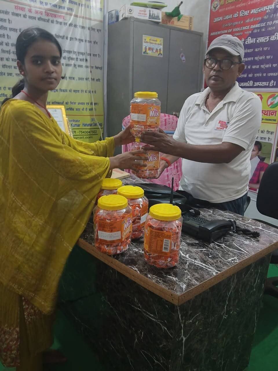 MRGVS संस्थान के सौजन्य से ग्रामीण प्राथमिक शिक्षा केंद्र के पर्यवेक्षिका लगातार बच्चों के लिए चॉकलेट, बिस्कुट सहित अन्य साम्रगी ले जाती हुई।