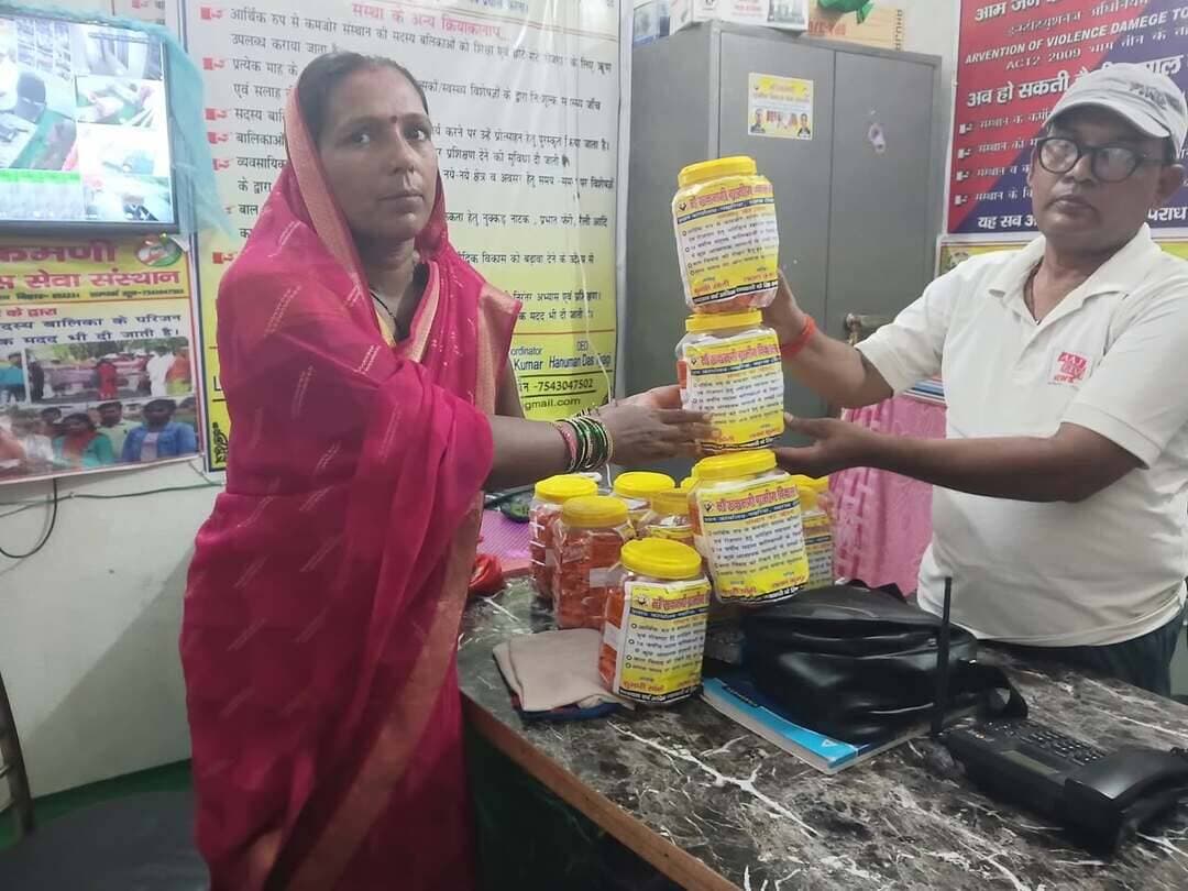 MRGVS संस्थान के सौजन्य से लगातार संचालित ग्रामीण प्राथमिक शिक्षा केंद्र के पर्यवेक्षिका बच्चों के लिए टाॅफी ले जाती हुई...आप इच्छुक हैं तो कार्यालय आकर संपर्क करें..धन्यवाद