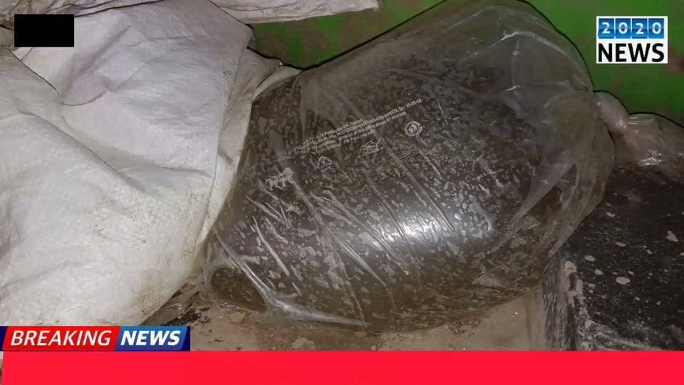 पटना के मनेर स्थित शेरपुर गंगा नदी के पार पुलिस से तीन शराब की भट्ठियों को ध्वस्त कर हजारों लीटर निर्मित- अर्धनिर्मित शराब को किया नष्ट, शराब के तीन भट्टी संचालक गिरफ्तार, छापेमारी टीम में मनेर थानाध्यक्ष रजनीश कुमार, शेरपुर ओपी प्रभारी संजय कुमार चौधरी, एसआई अफसर अली, एएसआई अभय कुमार समेत कई पुलिस कर्मी रहे शामिल. #patnapolice #Liquordistillerydemolished #threepeoplearrested
#Explore #foryou #news2020 #trendingnowviralシ