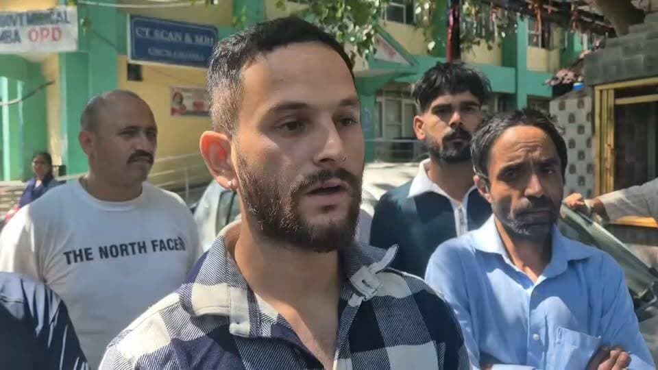 चंबा के पंडित जवाहर लाल नेहरू मेडिकल कॉलेज से एक बार फिर स्वास्थ्य व्यवस्था पर सवाल खड़े करने वाली खबर सामने आई है।
घास काटते वक्त ढलान से गिरी 36 वर्षीय महिला ने इलाज के लिए टांडा ले जाते समय दम तोड़ दिया।
परिजनों और ग्रामीणों का आरोप है कि मेडिकल कॉलेज में प्राथमिक उपचार में देरी हुई और रेफर किए जाने के बाद करीब दो घंटे तक एंबुलेंस उपलब्ध नहीं हो पाई।
आरोप है कि अगर समय पर इलाज और एंबुलेंस मिल जाती, तो शायद महिला की जान बचाई जा सकती थी।
अब सवाल यह है कि पहाड़ के इस मेडिकल कॉलेज में आखिर कब सुधरेंगी स्वास्थ्य और एंबुलेंस की व्यवस्थाएं?
चंबा की ग्राम पंचायत कुम्हारका के गांव कुम्हारूईं की रहने वाली 36 वर्षीय बबली देवी उर्फ बॉबी सुबह करीब साढ़े छह बजे घास काटने गई थीं।
इसी दौरान ढलान पर अचानक उनका पैर फिसला और वह नीचे गिरकर गंभीर रूप से घायल हो गईं।
हादसे के बाद परिजन उन्हें करीब आधे घंटे के भीतर मेडिकल कॉलेज चंबा लेकर पहुंचे।
परिजनों और ग्रामीणों का आरोप है कि यहां प्राथमिक उपचार में काफी समय लग गया और महिला की गंभीर हालत को देखते हुए उन्हें टांडा मेडिकल कॉलेज रेफर किया गया।
लेकिन आरोप है कि रेफर किए जाने के बाद भी एंबुलेंस के लिए करीब दो घंटे तक इंतजार करना पड़ा।
परिजनों का कहना है कि एंबुलेंस को लेकर बार-बार संपर्क करने के बावजूद उन्हें कभी टायर तो कभी तेल की समस्या बताकर इंतजार करवाया गया।
आखिरकार महिला को टांडा के लिए रवाना किया गया, लेकिन बाथरी के समीप उनकी हालत बिगड़ गई और उन्होंने रास्ते में ही दम तोड़ दिया।
महिला की मौत के बाद परिजनों ने मेडिकल कॉलेज प्रबंधन और एंबुलेंस व्यवस्था पर गंभीर सवाल खड़े किए हैं।
ग्रामीणों का कहना है कि अगर समय पर चिकित्सा सुविधा और एंबुलेंस उपलब्ध हो जाती, तो महिला की जान बचने की संभावना हो सकती थी।
इतना ही नहीं, परिजनों के अनुसार महिला की मौत के बाद शव को वापस चंबा लाने के लिए भी एंबुलेंस को लेकर परेशानी का सामना करना पड़ा।
इसी बीच भाजपा नेता एवं जिला परिषद सदस्य राज सिंह ठाकुर भी मेडिकल कॉलेज पहुंचे और मृतका के परिजनों से मुलाकात कर हरसंभव सहायता का आश्वासन दिया। ग्रामीणों ने उनके सामने भी अस्पताल की व्यवस्थाओं को लेकर अपना रोष जाहिर किया।
वहीं, एसपी चंबा विजय कुमार सकलानी ने बताया कि मेडिकल कॉलेज चंबा में पोस्टमार्टम की प्रक्रिया पूरी करने के बाद शव परिजनों को सौंप दिया जाएगा और पुलिस मामले में नियमानुसार कार्रवाई कर रही है।
अब सबसे बड़ा सवाल यही है—
क्या समय पर इलाज और एंबुलेंस मिलती तो बबली देवी की जान बच सकती थी?
इन गंभीर आरोपों की सच्चाई और जिम्मेदारी तय होना बेहद जरूरी है।
बाइट, ग्रामीण/परिजन की बाइट,