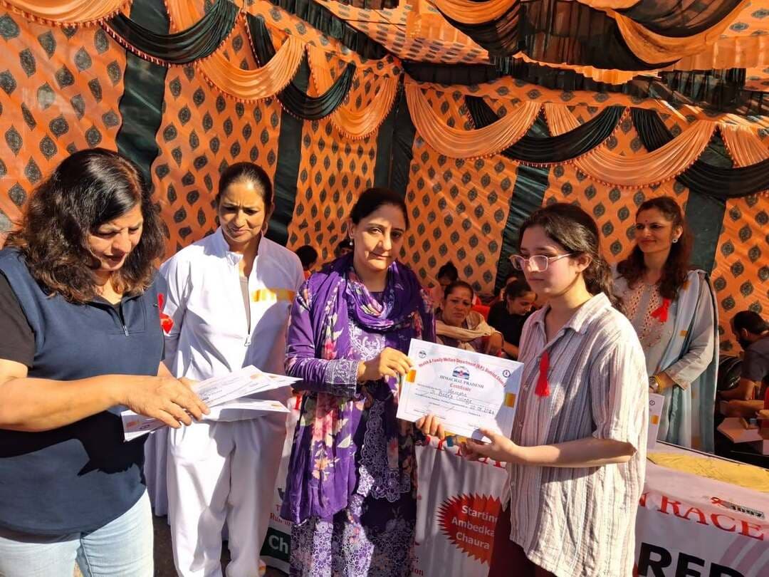 शिमला में जिला स्तरीय रेड रन मैराथन, 80 विद्यार्थियों ने लिया हिस्सा
शिमला, 20 सितंबर 2026: स्वास्थ्य एवं परिवार कल्याण विभाग , जिला शिमला द्वारा युवा उत्सव गतिविधियों के अंतर्गत आज रविवार, 20 सितंबर 2026 को प्रातः 7:00 बजे जिला स्तरीय रेड रन मैराथन का आयोजन किया गया। इस अवसर पर मुख्य चिकित्सा अधिकारी, जिला शिमला, डॉक्टर यशपाल रांटा ने कहा कि इस मैराथन का उद्देश्य युवाओं में एचआईवी/एड्स के प्रति जागरूकता फैलाना तथा समाज में इसके बचाव एवं रोकथाम के संबंध में सही जानकारी का प्रसार करना है। मैराथन का शुभारंभ चौड़ा मैदान से हुआ। प्रतिभागियों ने चौड़ा मैदान से हिमाचल प्रदेश विश्वविद्यालय, समरहिल तक दौड़ लगाई तथा वापस चौड़ा मैदान तक पहुंचे। इस जिला स्तरीय मैराथन में शिमला जिले के विभिन्न महाविद्यालयों से कुल 80 प्रतिभागियों ने उत्साहपूर्वक भाग लिया, जिनमें 40 लड़के और 40 लड़कियां शामिल थीं।
जिला स्तरीय रेड रन मैराथन में
लड़कों की श्रेणी में
प्रथम स्थान – श्री जतिन, राजीव गांधी सरकारी डिग्री कॉलेज, कोटशेरा, शिमला
द्वितीय स्थान– श्री देव, राजीव गांधी सरकारी डिग्री कॉलेज, कोटशेरा, शिमला
तृतीय स्थान – श्री राम कृष्ण, राजीव गांधी सरकारी डिग्री कॉलेज, कोटशेरा, शिमला
लड़कियों की श्रेणी में
प्रथम स्थान – सुश्री अनामिका , राजकीय कन्या महाविद्यालय, शिमला
द्वितीय स्थान – सुश्री बिपाशा, राजकीय कन्या महाविद्यालय, शिमला
तृतीय स्थान – सुश्री कुसुम, राजकीय कन्या महाविद्यालय, शिमला
इस जिला स्तरीय मैराथन में विभिन्न महाविद्यालयों के विद्यार्थियों की सक्रिय भागीदारी ने इस जागरूकता अभियान को सफल बनाने में महत्वपूर्ण भूमिका निभाई।
इस अवसर पर जिला एड्स कार्यक्रम अधिकारी, जिला शिमला डॉ तहसीन उपस्थिति थे
मुख्य चिकित्सा अधिकारी
शिमला, जिला शिमला