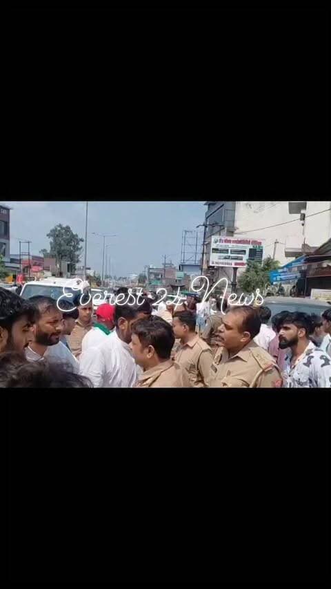बड़ौत में पुलिस और भाकियू भानु गुट के किसानों में नोकझोंक
बागपत के बड़ौत में रविवार को पुलिस और भारतीय किसान यूनियन (भानु गुट) के कार्यकर्ताओं के बीच टकराव की स्थिति बन गई। भाकियू भानु गुट के जिलाध्यक्ष राजीव चौधरी को नजरबंद करने पहुंची पुलिस का किसानों ने विरोध किया।
बताया गया कि किसान बड़ौत कोतवाली में पुलिस की कार्यशैली के खिलाफ धरना देने जा रहे थे। इसी दौरान पुलिस ने राजीव चौधरी को नजरबंद करने की कार्रवाई की, जिसको लेकर किसानों और पुलिस के बीच नोकझोंक हुई।
इसके बाद किसान बड़ौत कोतवाली पहुंचे और पुलिस की कार्यशैली के विरोध में कोतवाली परिसर में धरना शुरू कर दिया। मौके पर पुलिस बल तैनात रहा और स्थिति पर नजर रखी गई।
स्थान: बड़ौत, बागपत
Baghpat Police
#Baghpat #Baraut #BhartiyaKisanUnion #BhanuGat #Farmers #Police #BarautNews #BaghpatNews #BreakingNews