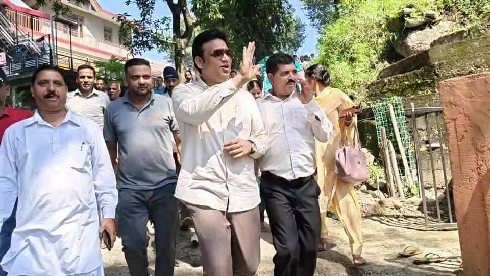 पर्यटन मंत्री एवं नगरोटा बगवां के विधायक आर.एस. बाली सेरा थाना में आयोजित कार्यक्रम में मुख्य अतिथि के रूप में हुए शामिल। देखिए कार्यक्रम की लाइव तस्वीरें।
#RSBali #नगरोटाबगवां #पर्यटनमंत्री #हिमाचलप्रदेश #सेराथाना #HimachalNews #KangraNews #NagrotaBagwan #Tourism #HimachalPradesh #LiveUpdate #LiveNews #BreakingNews #Himachal #Kangra #EkNazarHimachalNews