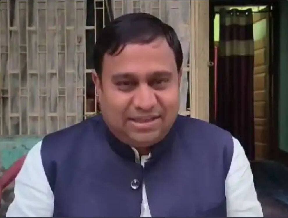 सोशल मीडिया पर MLC बंशीधर बृजवासी को धमकी, काजीमोहम्मदपुर थाने में FIR दर्ज
पूरी खबर कमेंट बॉक्स में पढ़ें