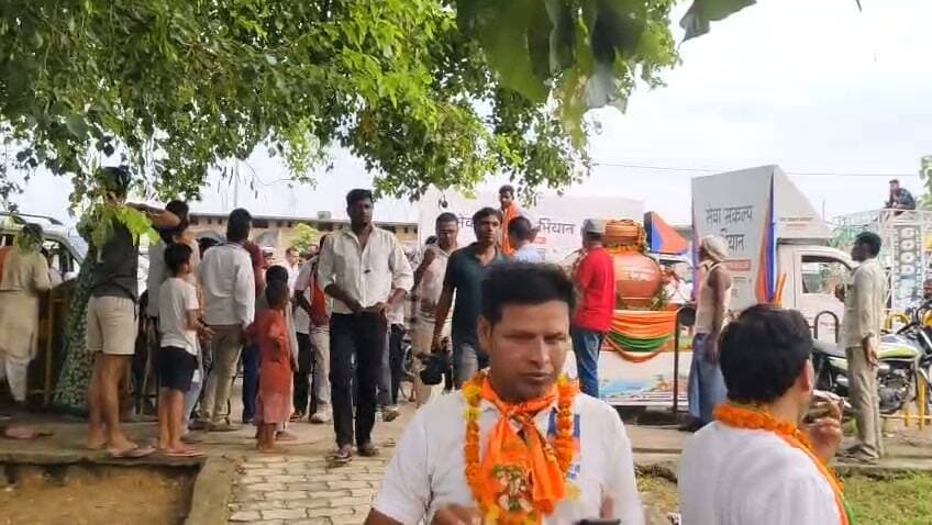 सेवा संकल्प अभियान के अंतर्गत कलश यात्रा का जनपद में हुआ भव्य स्वागत
जनप्रतिनिधियों ने कलश यात्रा का किया स्वागत एवं पूजन-अर्चन
सेवा संकल्प अभियान के अंतर्गत जल, जन एवं सेवा संकल्प की भावना के साथ बड़नगर से वाराणसी तथा वाराणसी से बड़नगर के मध्य आयोजित कलश यात्रा का आज जनपद चित्रकूट में आगमन हुआ। इसके पश्चात कलश यात्रा ग्राम पंचायत खोहर एव छिवलहा पहुंची, जहां विधिवत आरती एवं पूजन-अर्चन कर यात्रा का स्वागत किया गया। इस अवसर पर आयोजित संवाद कार्यक्रम में वक्ताओं ने सेवा, विकास एवं जनकल्याण से जुड़े विषयों पर विचार व्यक्त किए तथा केंद्र एवं प्रदेश सरकार द्वारा संचालित विभिन्न जनकल्याणकारी योजनाओं एवं विकास कार्यों की जानकारी साझा की।