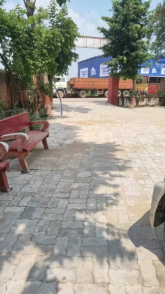 थाना सुहवल क्षेत्र के मेदनीपुर तिराहे के पास रविवार को जिला खनन विभाग की टीम ने चेकिंग अभियान चलाकर खनिज सामग्री लदे दो ट्रेलरों को पकड़ लिया। दोनों वाहनों को सुहवल थाने में खड़ा कराते हुए उनके खिलाफ नियमानुसार कार्रवाई की गई। खनन विभाग की इस कार्रवाई से खनिज सामग्री का परिवहन करने वाले वाहन संचालकों में हड़कंप मच गया #GhazipurNews