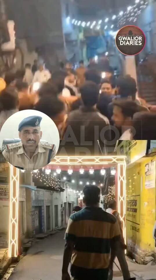 गणेश महोत्सव का बैनर फाड़ने को लेकर विवाद, पंडाल में घुसकर मारपीट; 3 युवक घायल...
ग्वालियर के किलागेट थाना क्षेत्र के रमटापुरा में गणेश महोत्सव के बैनर को लेकर दो पक्षों के बीच विवाद हो गया। आरोप है कि दूसरे पक्ष के कुछ लोगों ने गणेश पंडाल में मौजूद युवकों के साथ मारपीट की, जिसमें लात-घूंसे और बेल्ट से हमला किए जाने की बात सामने आई है। घटना में तीन युवक घायल हुए हैं। मारपीट का वीडियो भी सामने आया है। पुलिस ने शिकायत के आधार पर सात आरोपियों के खिलाफ मामला दर्ज किया है, हालांकि सभी आरोपी फिलहाल फरार बताए जा रहे हैं। घटना के बाद इलाके में तनाव को देखते हुए एहतियातन पुलिस बल और क्यूआरटी वाहन तैनात किए गए हैं। पुलिस आरोपियों की तलाश के साथ पूरे घटनाक्रम की जांच कर रही है।