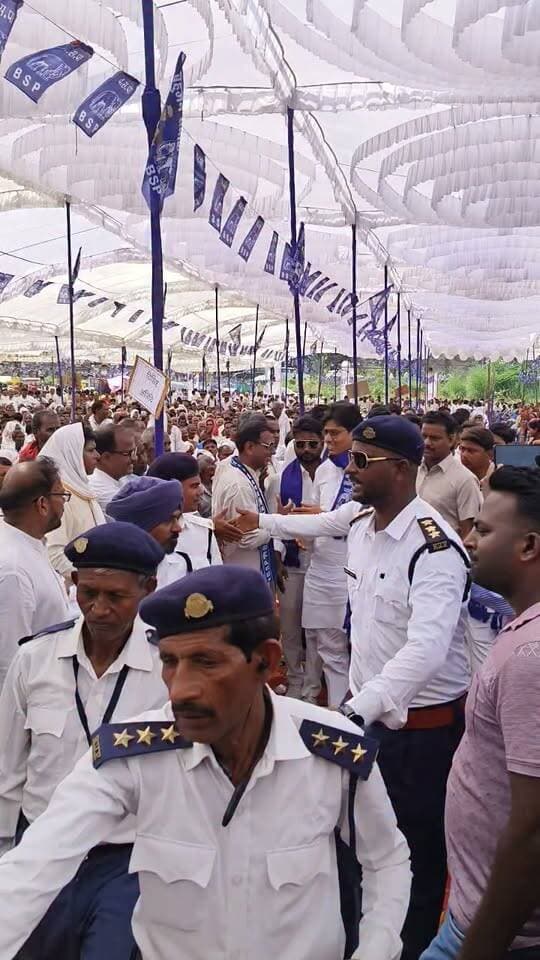 मधुबन विधानसभा से बसपा प्रत्याशी भरत भैया कोपागंज के बापू इंटर कॉलेज मैदान पहुंचे
#Mau #Bsp #BharatBhaiya
