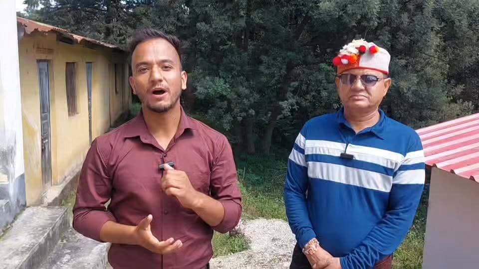रुद्रप्रयाग जिले में आयोजित दशज्यूला महोत्सव के दूसरे दिन लोक गायक मुकेश हटवाल का चला जादू!!
लोक संस्कृति और पहाड़ की लोकधुनों को अपनी आवाज से पहचान दिलाने वाले लोक गायक मुकेश हटवाल के साथ दशज्यूला महोत्सव के दूसरे दिन हुई खास सीधी बात।।
महोत्सव, लोक संस्कृति, संगीत और पहाड़ की परंपराओं को लेकर हुई खास बातचीत में जानिए मुकेश हटवाल की जुबानी कई खास बातें।
#दशज्युलामहोत्सव #मुकेशहटवाल #लोकगायक #उत्तराखंड #लोकसंस्कृति #पहाड़कीसंस्कृति #सीधीबात #UttarakhandCulture