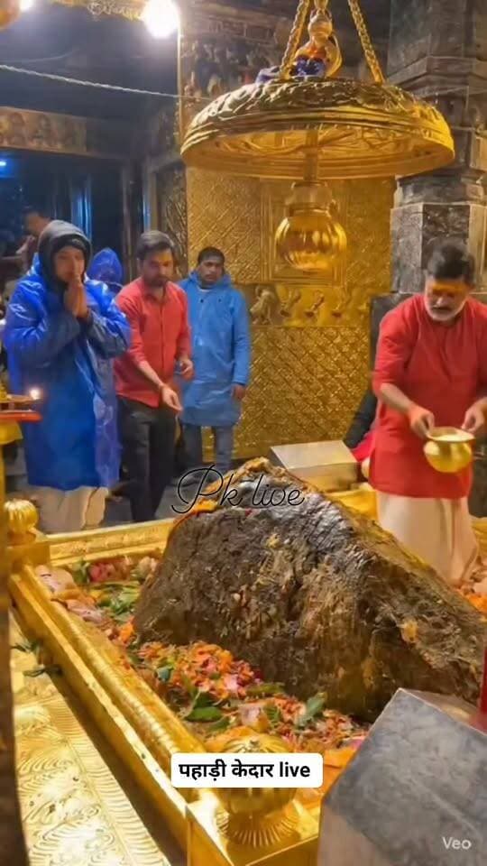 केदारनाथ गर्भगृह की VIRAL REEL से मचा हड़कंप! गर्भगृह के वीडियो सोशल मीडिया पर वायरल, मंदिर समिति ने लिया संज्ञान!!
केदारनाथ धाम के गर्भगृह की रील वायरल होने के बाद मंदिर समिति हरकत में आ गई है।
सोशल मीडिया पर गर्भगृह के वीडियो और रील प्रसारित किए जाने के मामले को बद्री-केदार मंदिर समिति ने गंभीरता से लिया है। समिति ने ऐसे वीडियो बनाने और वायरल करने वालों को चिह्नित करने की प्रक्रिया शुरू कर दी है।
जांच के बाद संबंधित लोगों के खिलाफ कार्रवाई की तैयारी है। मंदिर समिति अध्यक्ष हेमंत द्विवेदी ने साफ कहा है कि यदि मंदिर से जुड़े किसी व्यक्ति की संलिप्तता सामने आती है तो उसके खिलाफ भी कार्रवाई की जाएगी।
केदारनाथ धाम में इन दिनों श्रद्धालुओं की भारी भीड़ के बीच गर्भगृह से जुड़े वीडियो और रील सोशल मीडिया पर तेजी से वायरल हो रहे हैं।
एक इंस्टाग्राम हैंडल से गर्भगृह का वीडियो पोस्ट किए जाने के बाद मामला चर्चा में आया। वीडियो को बड़ी संख्या में लोगों ने देखा है। इसके बाद बद्री-केदार मंदिर समिति ने मामले का संज्ञान लेते हुए सोशल मीडिया पोस्ट और वीडियो की निगरानी शुरू कर दी है।
मंदिर समिति अध्यक्ष हेमंत द्विवेदी के मुताबिक, गर्भगृह से संबंधित वीडियो बनाने और प्रसारित करने वालों को चिह्नित किया जा रहा है।
मामले के कानूनी और धार्मिक पहलुओं की जांच कराई जा रही है। जांच में नियमों का उल्लंघन सामने आने पर संबंधित लोगों के खिलाफ कार्रवाई की जाएगी। वहीं, यदि मंदिर समिति या मंदिर व्यवस्था से जुड़े किसी व्यक्ति की भूमिका पाई जाती है तो उसके विरुद्ध भी कार्रवाई की जाएगी।