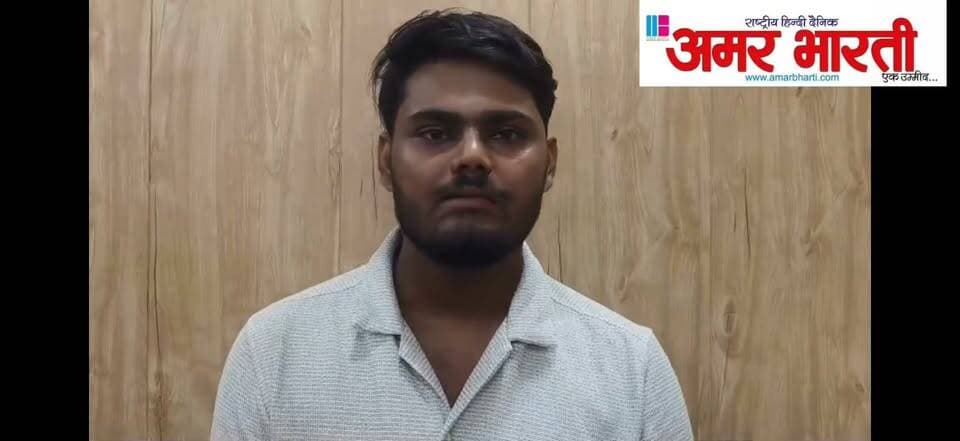 बांदा साइबर क्राइम पुलिस को बड़ी सफलता, ठगी के शिकार 3 पीड़ितों को वापस कराए 2.86 लाख रुपये*
*बांदा।* पुलिस अधीक्षक पलाश बंसल के निर्देशन में साइबर क्राइम थाना टीम ने बड़ी कार्रवाई करते हुए साइबर ठगी के शिकार हुए 3 पीड़ितों के खाते में कुल 2,86,255 रुपये वापस कराए। पैसा वापस मिलने पर पीड़ितों ने बांदा पुलिस का आभार जताया।
*ऐसे वापस आया पैसा -*
*1.* थाना बिसंडा निवासी हरिकृष्ण गुप्ता के खाते से UPI के जरिए 89,999 रुपये का अनाधिकृत लेनदेन हो गया था। पुलिस ने पूरी रकम 89,999 रुपये वापस कराई।
*2.* कोतवाली नगर निवासी आदर्श मिश्रा के क्रेडिट कार्ड से एक अनजान लिंक पर क्लिक करने से 1,00,068 रुपये कट गए थे। पूरी रकम वापस।
*3.* कोतवाली नगर के ही मुकेश कुमार ने मोबाइल में APK फाइल डाउनलोड कर ली थी, जिससे 1,68,000 रुपये कट गए। इसमें से 96,188 रुपये पुलिस ने वापस करा दिए।
पुलिस ने बताया कि एसपी के निर्देश पर टीम ने बैंकों और पेमेंट गेटवे से संपर्क कर तत्काल होल्ड कराकर यह रकम वापस कराई।
*बांदा पुलिस की अपील -* किसी अनजान लिंक, APK फाइल, संदिग्ध कॉल या मैसेज पर भरोसा न करें। बैंकिंग / UPI जानकारी किसी से शेयर न करें। ठगी होने पर तुरंत *1930* पर कॉल करें।