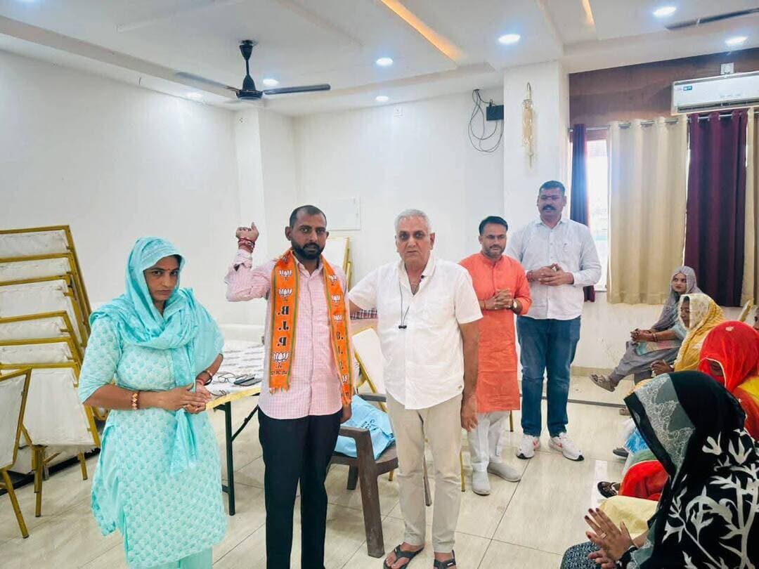 पीलीबंगा नगर पालिका: भाजपा परिवार का बढ़ा कुनबा
पीलीबंगा नगर पालिका चुनाव में निर्दलीय प्रत्याशी के रूप में ऐतिहासिक जीत दर्ज करने वाले दोनों नवनिर्वाचित पार्षदों ने भारतीय जनता पार्टी की रीति-नीति और विकासवादी सोच में विश्वास जताते हुए भाजपा की सदस्यता ग्रहण की।
नवनियुक्त पार्षद प्रशिक्षण वर्ग के अवसर पर उपस्थित होकर दोनों पार्षदों ने चेयरमैन पद के अधिकृत भाजपा प्रत्याशी श्री अरविंद जोशी को अपना पूर्ण समर्थन देने की घोषणा की।
पार्टी के शीर्ष नेतृत्व एवं स्थानीय कार्यकर्ताओं द्वारा दोनों पार्षदों का भाजपा परिवार में दुपट्टा पहनाकर भव्य स्वागत व अभिनंदन किया गया। इस निर्णय से क्षेत्र के चहुंमुखी विकास को नई गति मिलेगी।
#Lalbahadurbhakhar #पीलीबंगा #CMORajasthan #ArvindJoshi #NikayChunav #BhajanlalSharma #MadanRathore #BJPRajasthan #MukeshDadheech #MithileshGautam
