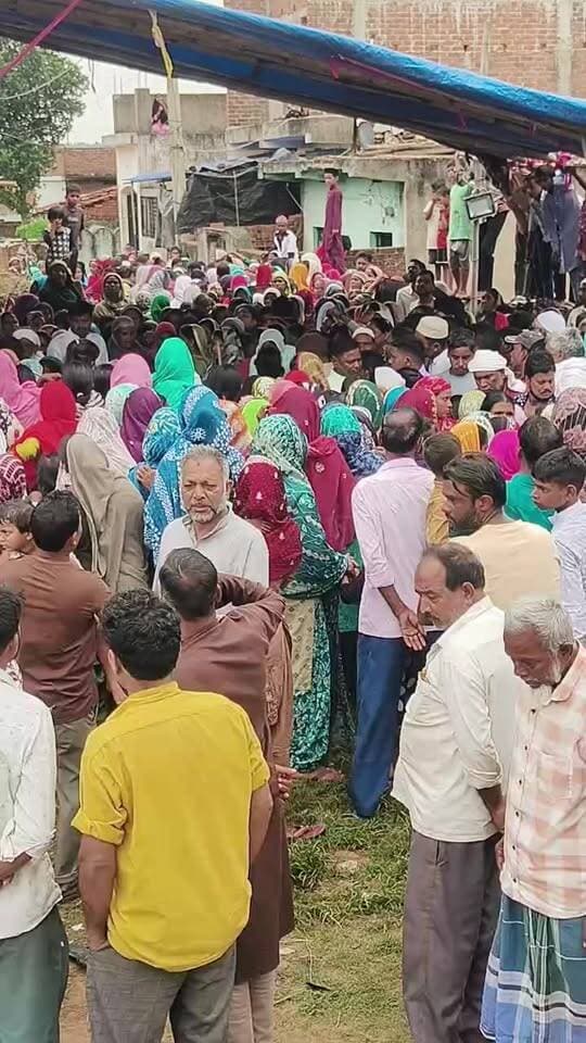 सूरत में मृत फिरोज अंसारी का शव उनके पैतृक आवास तेलोडीह खुट्टा पहुंचने के बाद,चारों ओर चीख पुकार, कसीर तायदाद में लोगों का हुजूम
