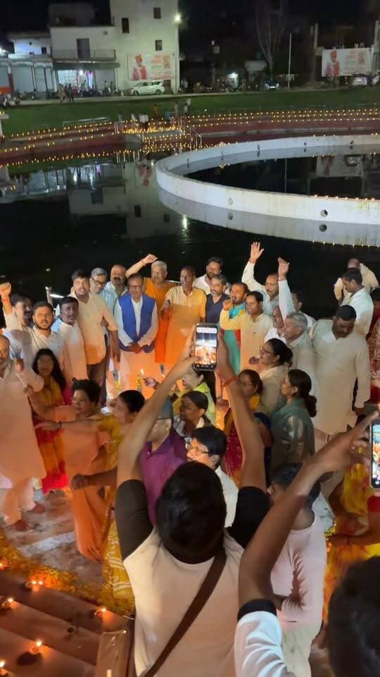 बाराबंकी में बीजेपी कार्यकर्ताओं ने लगाए भारत माता की जय के जोरदार नारे, वीडियो वायरल!
#viralpost #viralvideo #barabankiupdates #barabanki #bjp