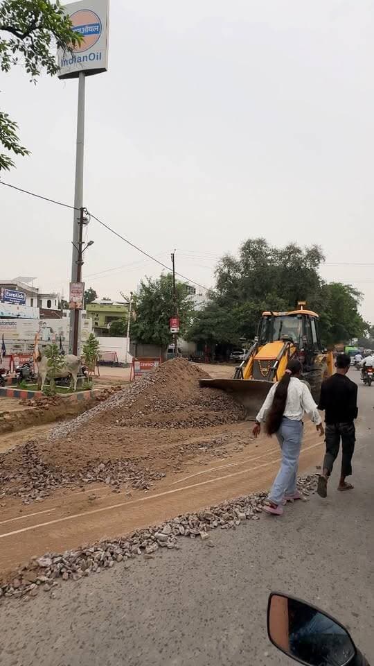 बाराबंकी में सड़क चौड़ीकरण का काम जोरों पर! जेसीबी से किनारों की कटाई हो रही है। आपकी क्या राय है? कमेंट करके बताएं!
#viralvideo #barabanki #viralpost