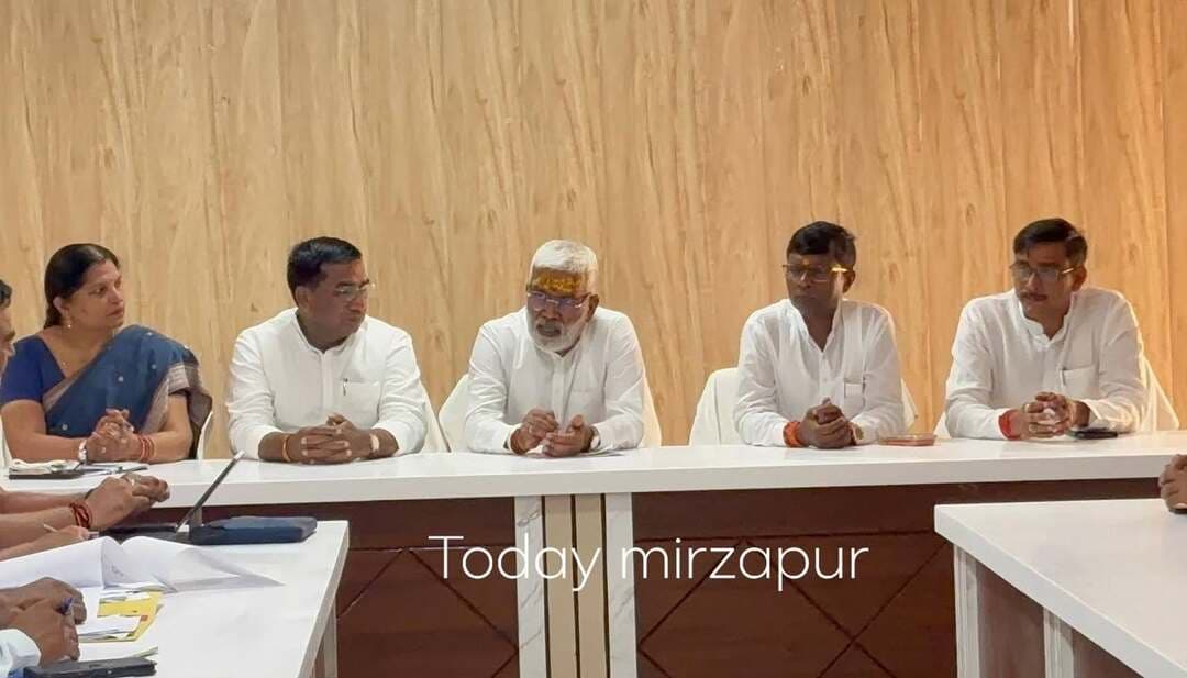 जल जीवन मिशन की प्रगति की समीक्षा करने पहुंचे जल शक्ति मंत्री
मिर्जापुर। अष्टभुजा गेस्ट हाउस सभागार में रविवार को जल शक्ति मंत्री (ग्रामीण) स्वतंत्र देव सिंह ने जल जीवन मिशन के तहत कराए गए कार्यों की प्रगति की जानकारी ली। बैठक में जिलाधिकारी पवन कुमार गंगवार सहित संबंधित अधिकारी मौजूद रहे। मंत्री ने अधिकारियों से योजनाओं की प्रगति और कार्यों की स्थिति की जानकारी ली।
#Mirzapur #मिर्जापुर #JalJeevanMission #जलजीवनमिशन #SwatantraDevSingh #जलशक्तिमंत्री #PawanKumarGangwar #जिलाधिकारी #TodayMirzapur