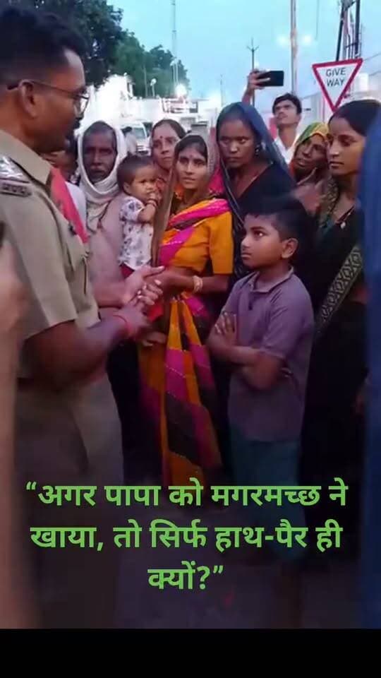 “अगर पापा को मगरमच्छ ने खाया, तो सिर्फ हाथ-पैर ही क्यों?”
छतरपुर के राजेश पाल केस में मासूम बेटे का सवाल सुनकर हर किसी की आंखें नम हो जाएंगी।
केन नदी के खाड़-खुरई में ग्रामीण बैंक कर्मचारी राजेश पाल (निवासी गंगवाहा) का शव संदिग्ध परिस्थितियों में मिलने के बाद परिजनों और ग्रामीणों में आक्रोश है। मामले में परिजनों ने हत्या की आशंका जताते हुए निष्पक्ष जांच की मांग की है। पुलिस भी पूरे मामले की जांच कर रही है और पोस्टमार्टम रिपोर्ट का इंतजार है।
इसी बीच मृतक के मासूम बेटे का थाना प्रभारी से बातचीत का एक वीडियो सोशल मीडिया पर वायरल हो रहा है।
वीडियो में बच्चा बिलखते हुए सवाल करता है—
“अगर पापा को मगरमच्छ ने खाया है तो केवल हाथ-पैर ही क्यों खाए?”
इसके बाद बच्चा पूछता है—
“5 दिन में सब खुल जाएगा न?”
थाना प्रभारी बच्चे को ढांढस बंधाते हुए कहते हैं कि पोस्टमार्टम रिपोर्ट आने के बाद घटना की सच्चाई सामने आएगी।
अब सबसे बड़ा सवाल यही है कि राजेश पाल की मौत आखिर किन परिस्थितियों में हुई?
क्या यह हादसा था या इसके पीछे कोई और वजह?
इन सवालों का जवाब पुलिस जांच और पोस्टमार्टम रिपोर्ट से ही स्पष्ट होगा।
📍 बमीठा | छतरपुर | मध्य प्रदेश
#ChhatarpurNews #Bamitha #RajeshPalCase #KenRiver #ViralVideo #Khajuraho #MP #CrimeNews #ChhatarpurBreaking