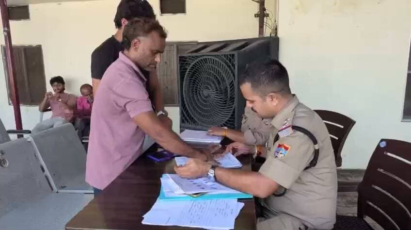 BIG BREAKING:: भगवानपुर में पुलिस का बड़ा एक्शन! गौकशी के 45 पूर्व अभियुक्तों की परेड, फिंगरप्रिंट-डोजियर से बढ़ी निगरानी - Bahadrabad News
=================
_*पूरी ख़बर पढ़ने के लिए नीचे दी गई ब्लू लाइन पर क्लिक करें।*_
👇👇
https://bahadrabadnews.com/big-breaking-big-police-action-in-bhagwanpur-parade-of-45-former-accused-of-cow-slaughter-increased-surveillance-with-fingerprint-dossier/
*"बहादराबाद न्यूज़/ की खबरे व्हाट्सएप पर पाने के 👇लिए ग्रुप से जुड़े.. क्लिक करे!*
https://chat.whatsapp.com/JRJhdKtAfvYEyJxTAHmU0W
=================
_*News by -SHAJAD ALI*_