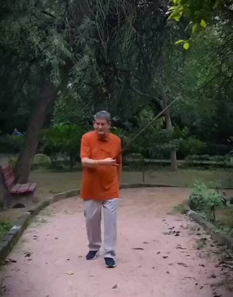 हर दा लाठी घुमा रहे हैं। दिल्ली से आकर उत्तराखंड में नए जोश के साथ। अब यह पता ही उनकी घुमाई लाठी किसके सिर पड़ेगी। #HarishRawat #Congress #bjp #election #2027Elections