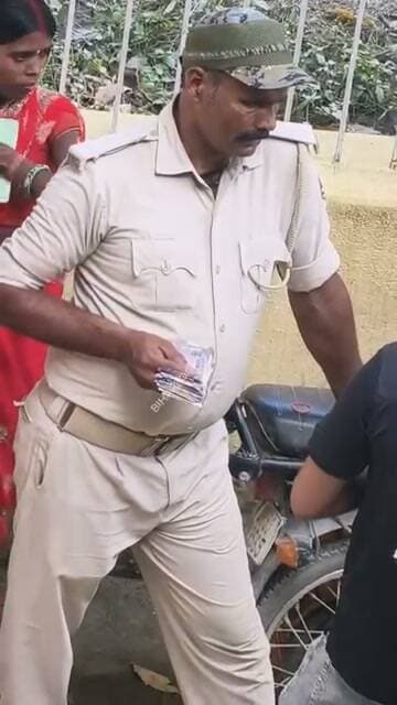 मधेपुरा कोर्ट परिसर में तैनात एक होमगार्ड जवान पर कथित तौर पर अवैध वसूली और अनियमितताओं के आरोप लगाए गए हैं। मामले को लेकर लोगों ने निष्पक्ष जांच की मांग करते हुए दोषी पाए जाने पर सख्त कार्रवाई की अपील की है। प्रशासन से पारदर्शी जांच और उचित कार्रवाई की उम्मीद जताई जा रही है।
#Madhepura #HomeGuard #BiharNews #NewsUpdate #Bihar #ZeroTolerance #CorruptionFreeBihar #BiharPolice #SamratChoudhary #NitishKumar